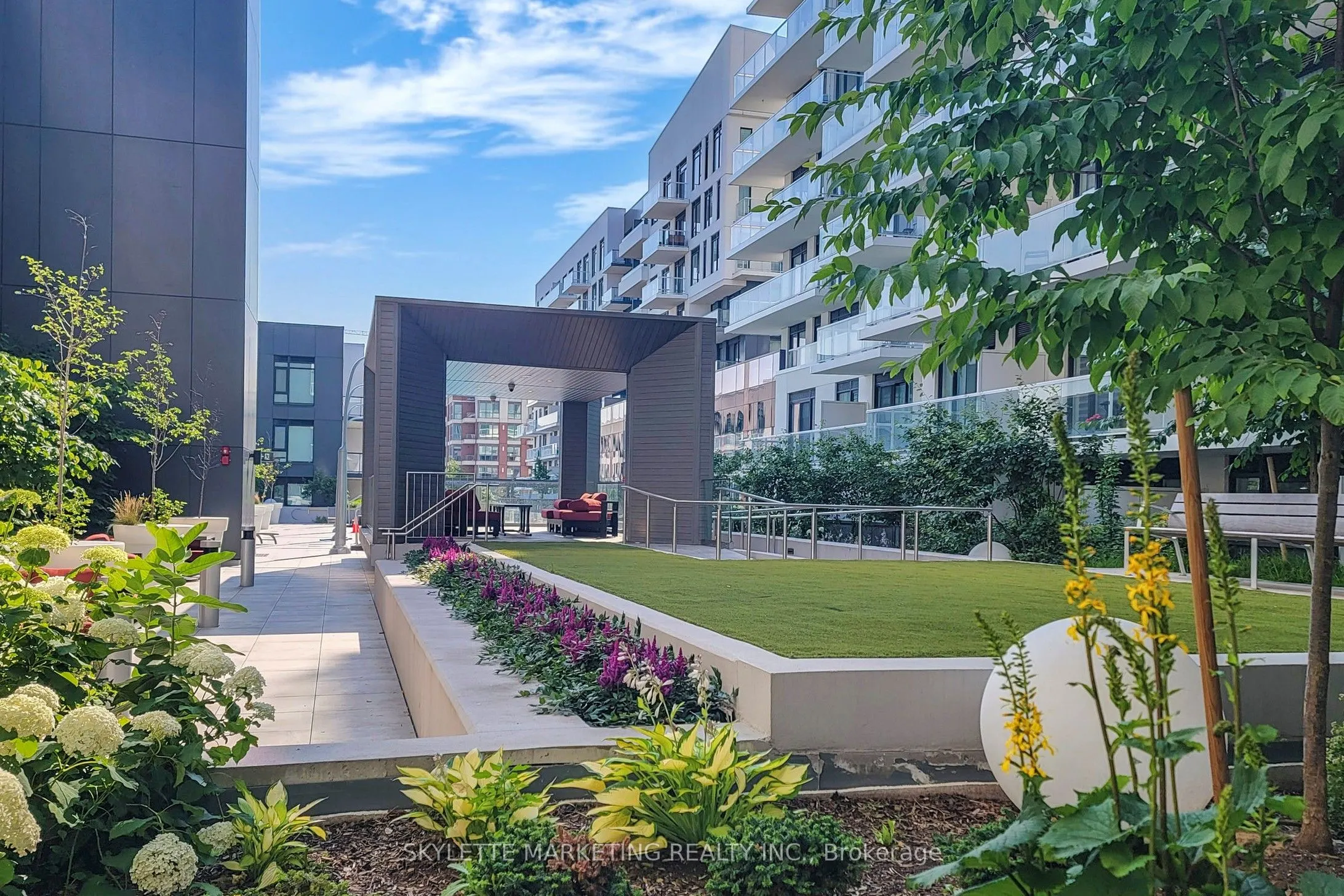 10 Rouge Valley Drive W, #529A