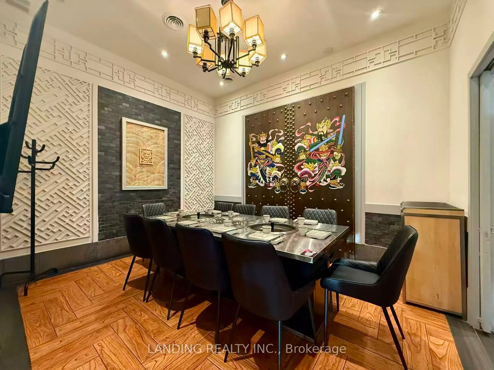 350 Highway 7 E, #104-105