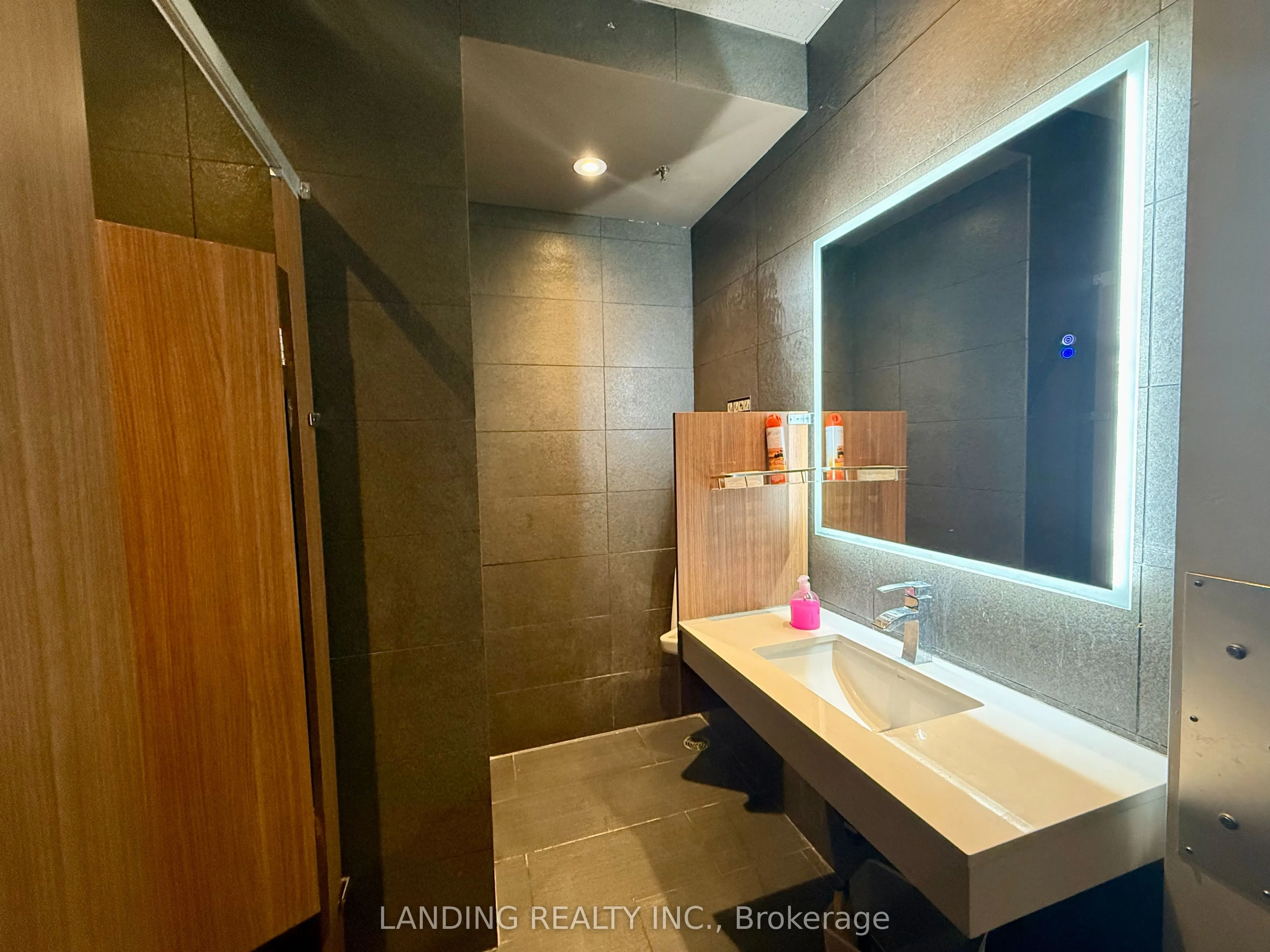 350 Highway 7 E, #104-105