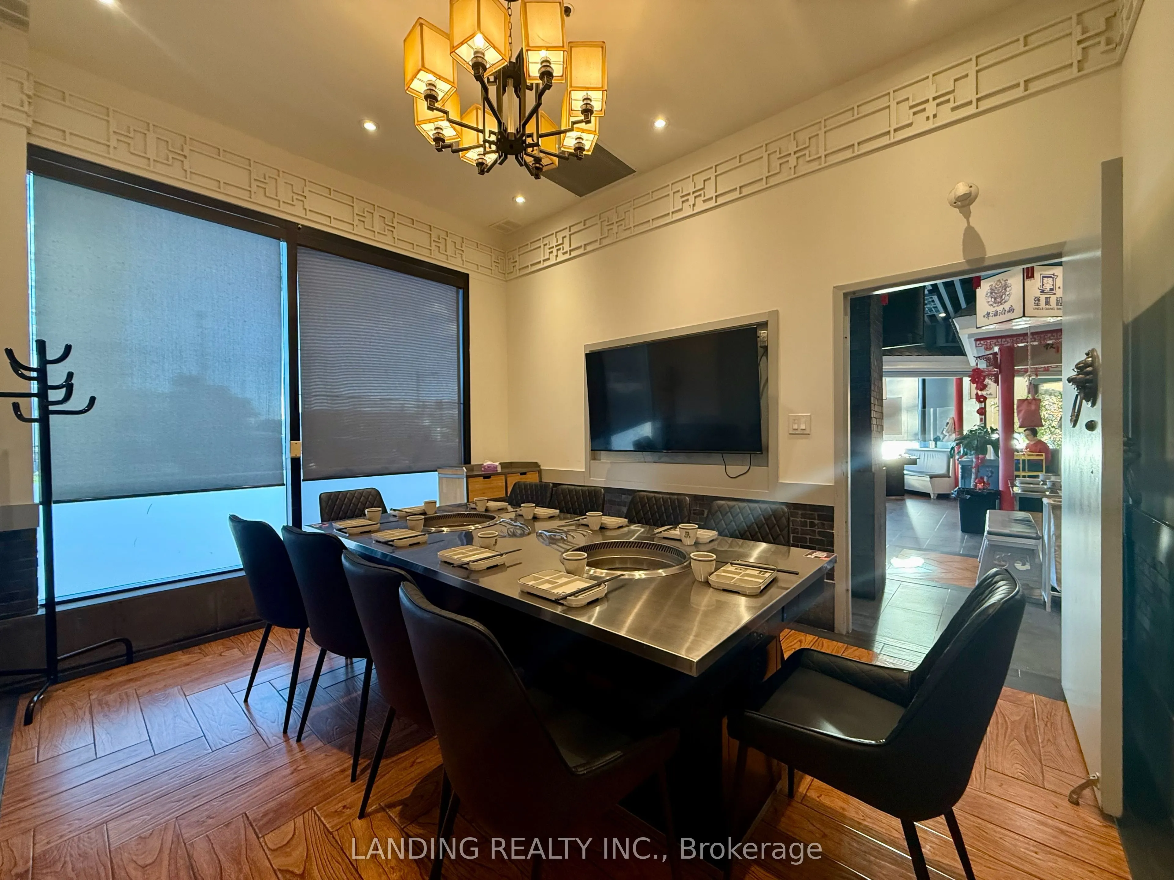 350 Highway 7 E, #104-105