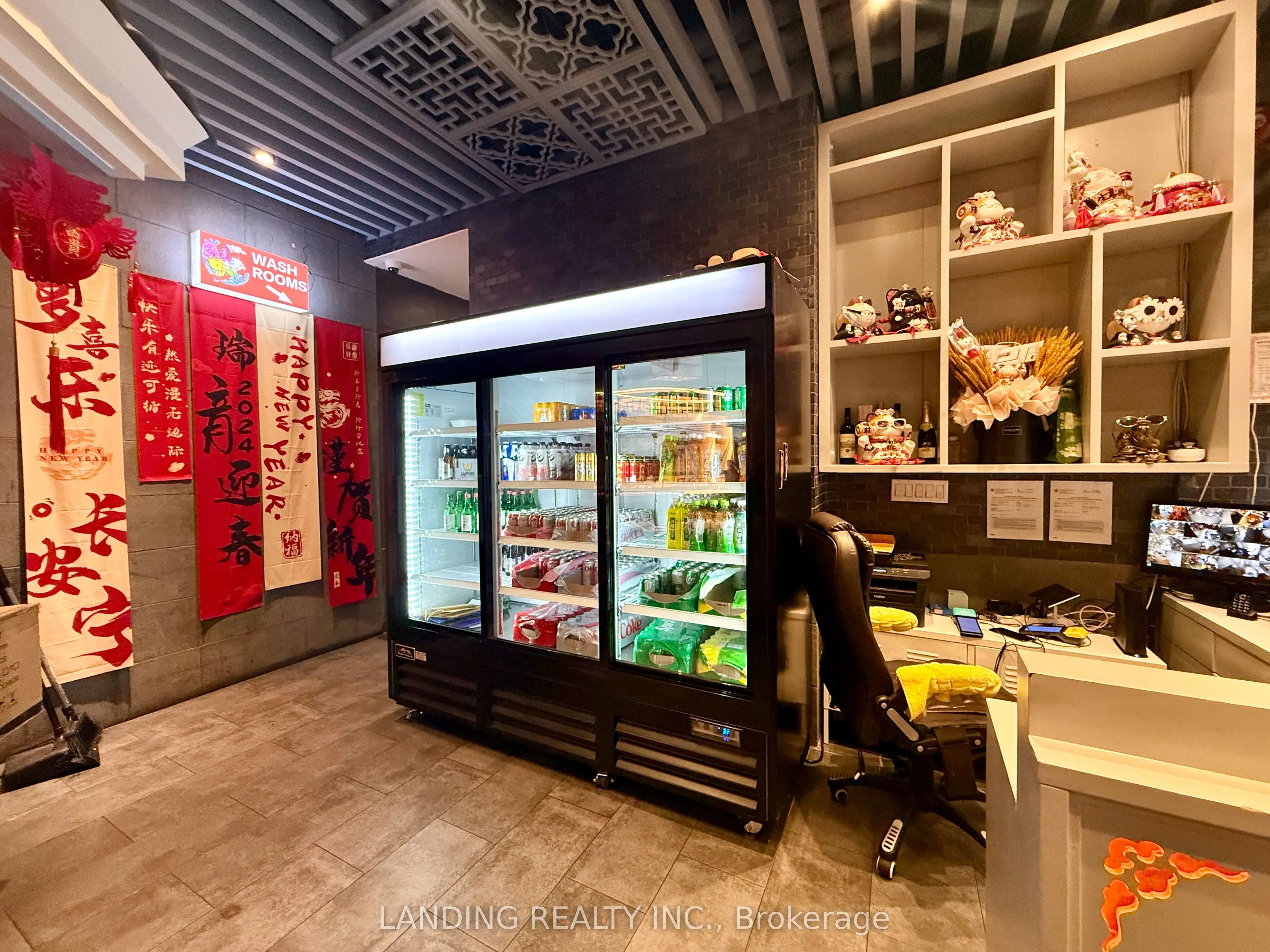 350 Highway 7 E, #104-105