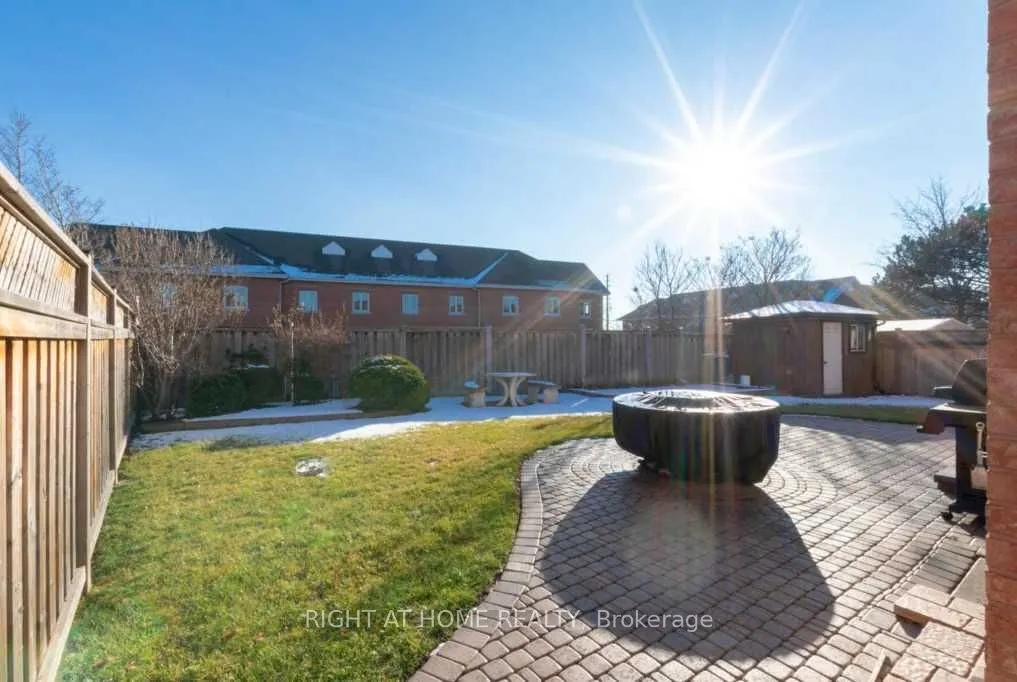 57 Royal Garden Boulevard, #BASEMENT