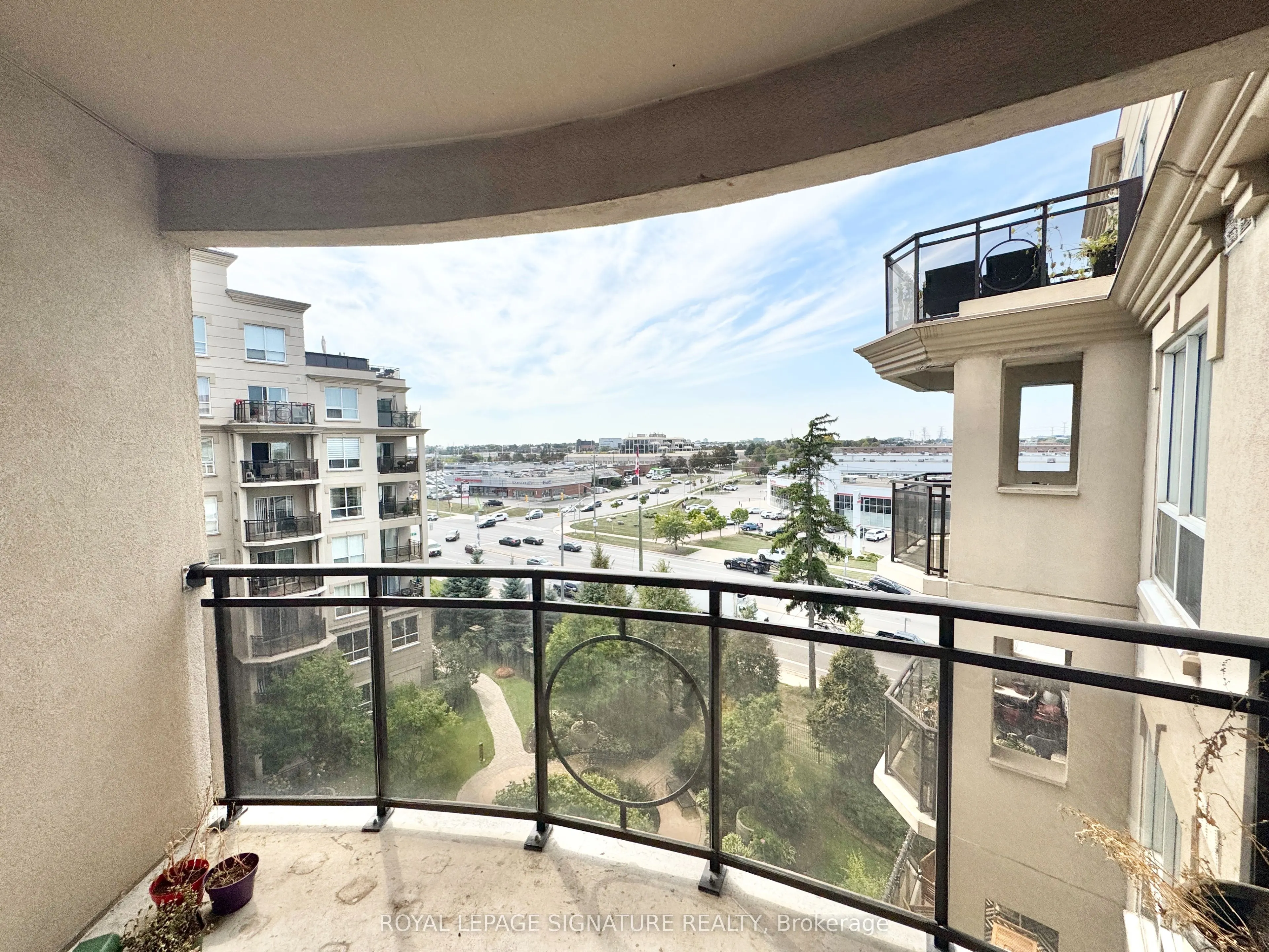 8 Maison Parc Court, #605