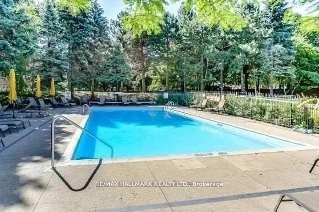 7601 Bathurst Street, #808