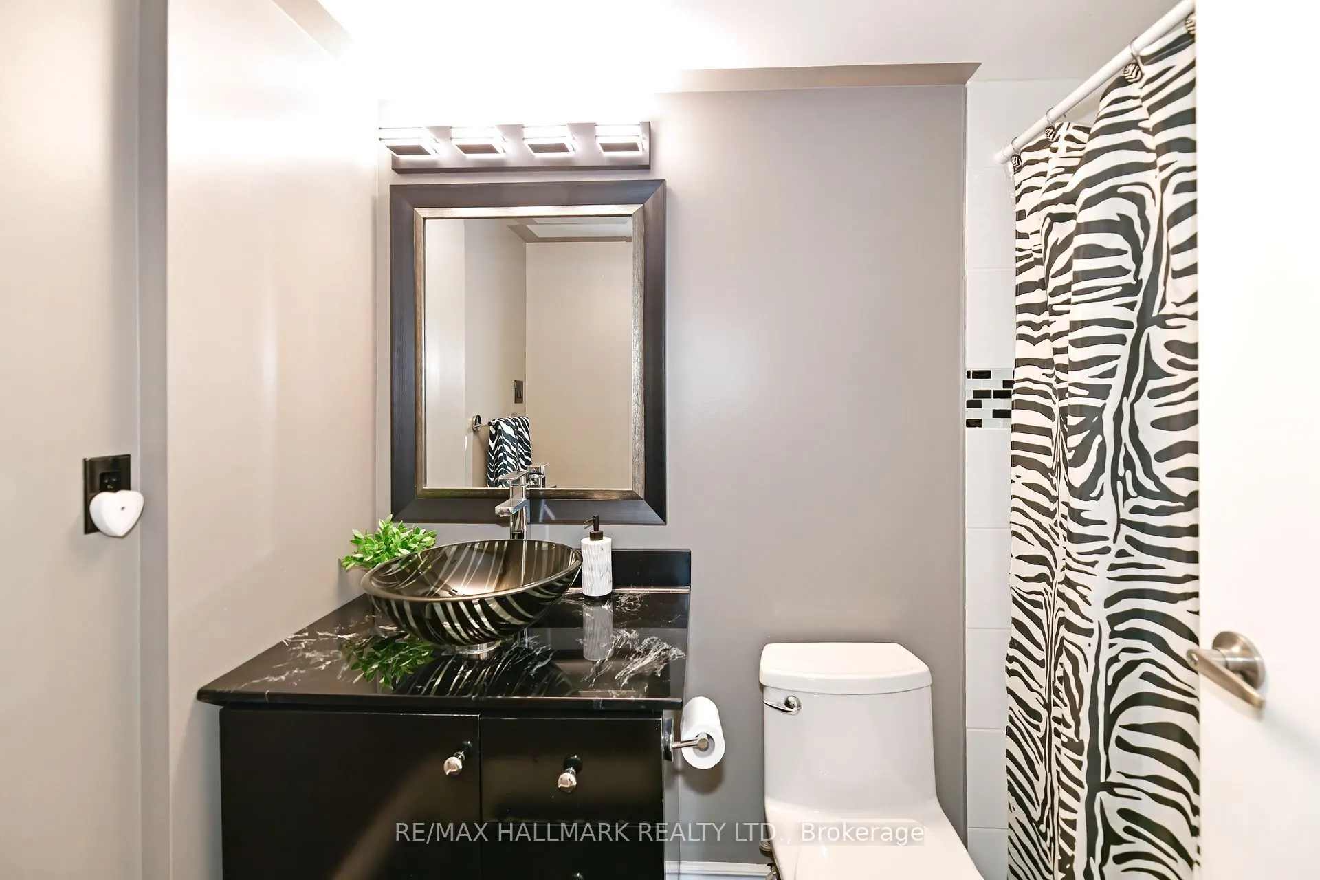 7601 Bathurst Street, #808