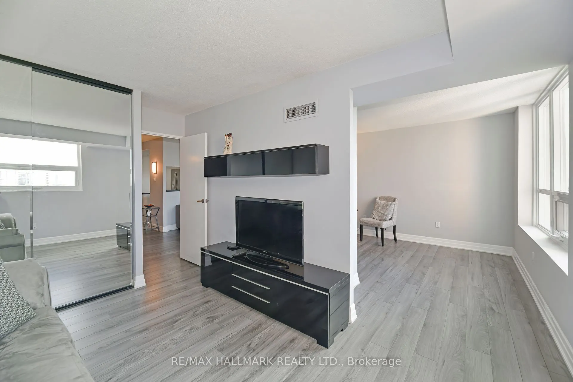 7601 Bathurst Street, #808