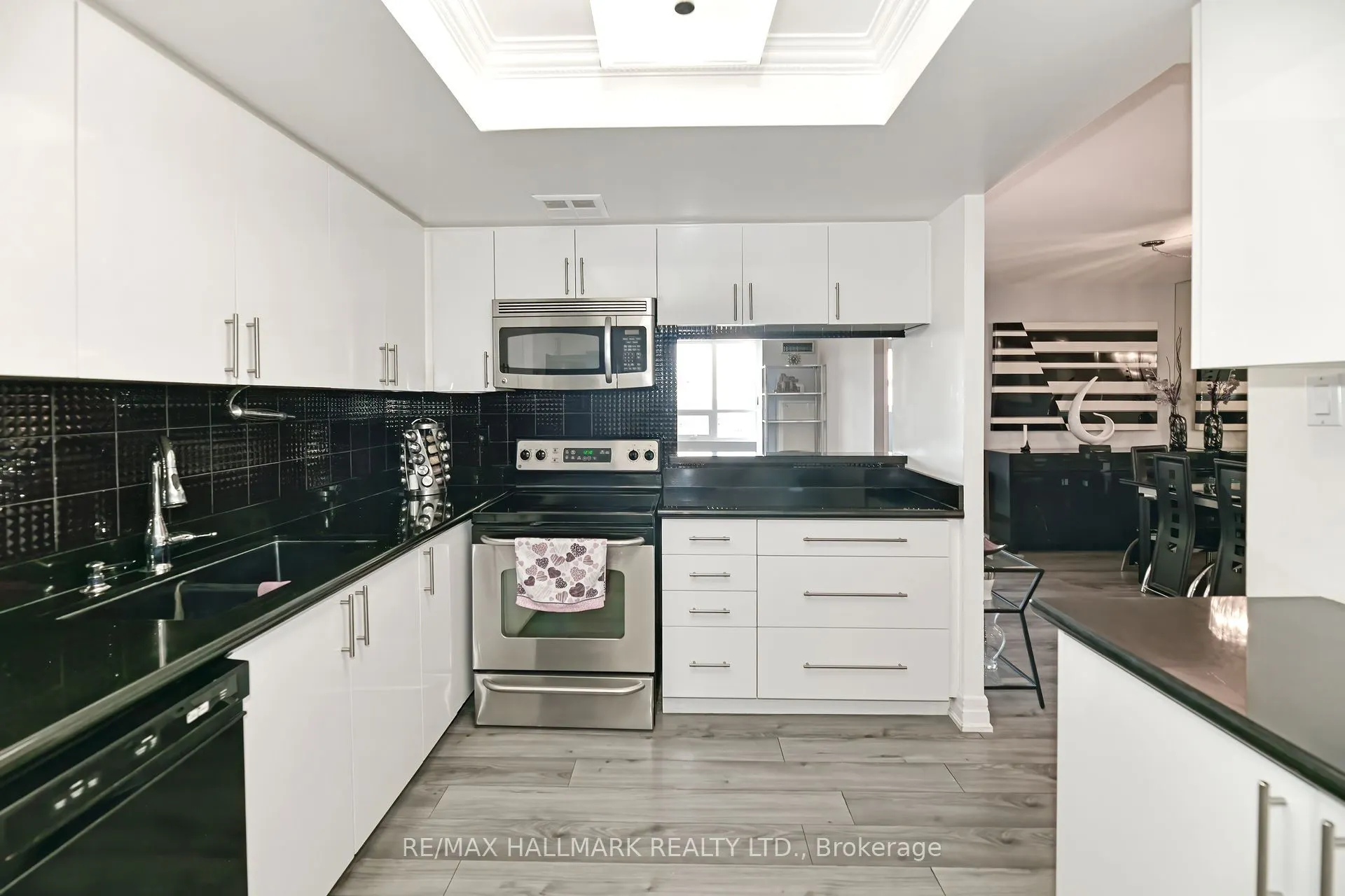 7601 Bathurst Street, #808