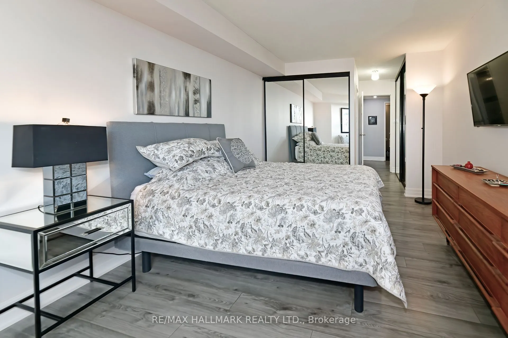 7601 Bathurst Street, #808