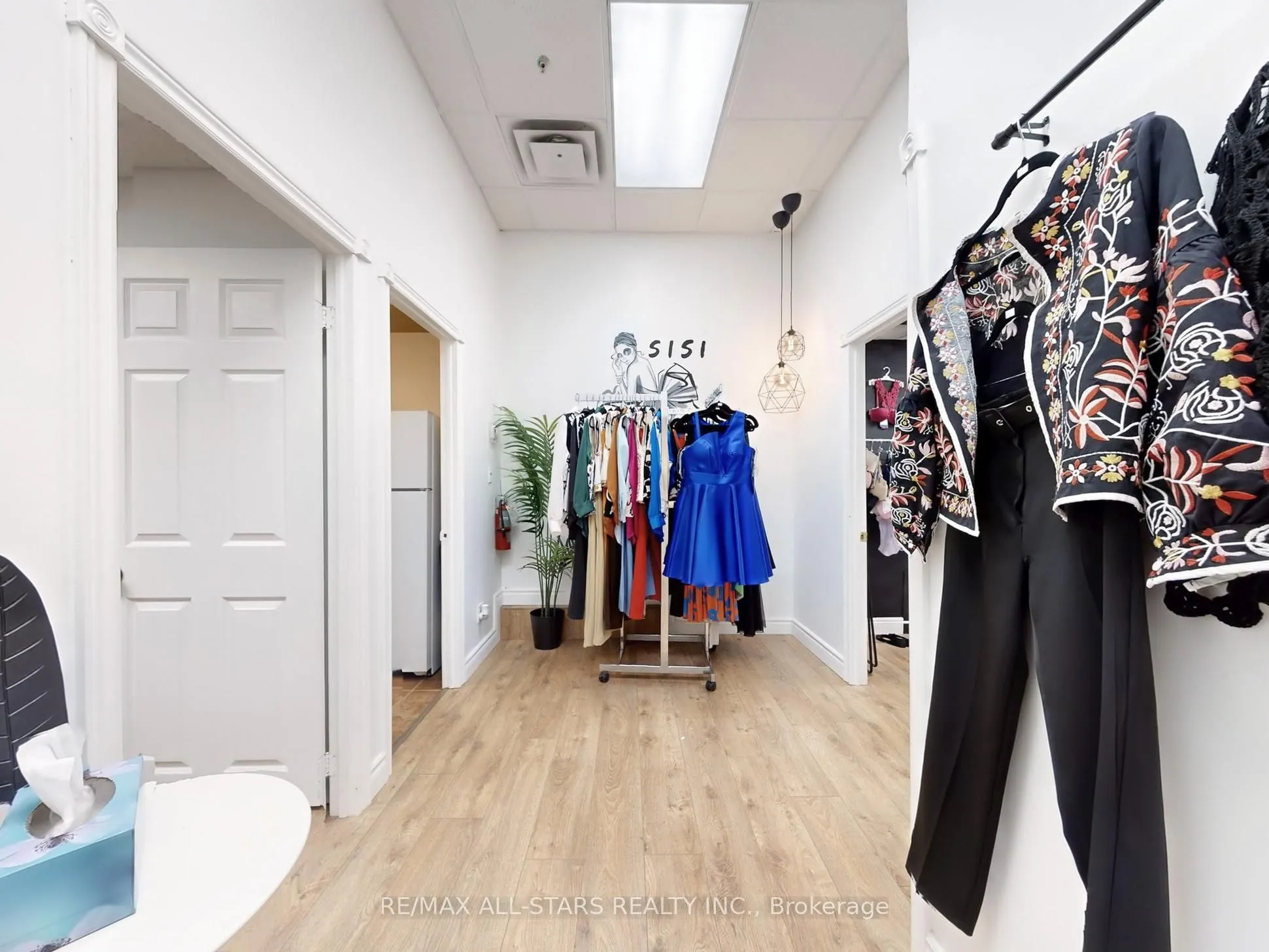 38 Wellington Street E, #3A