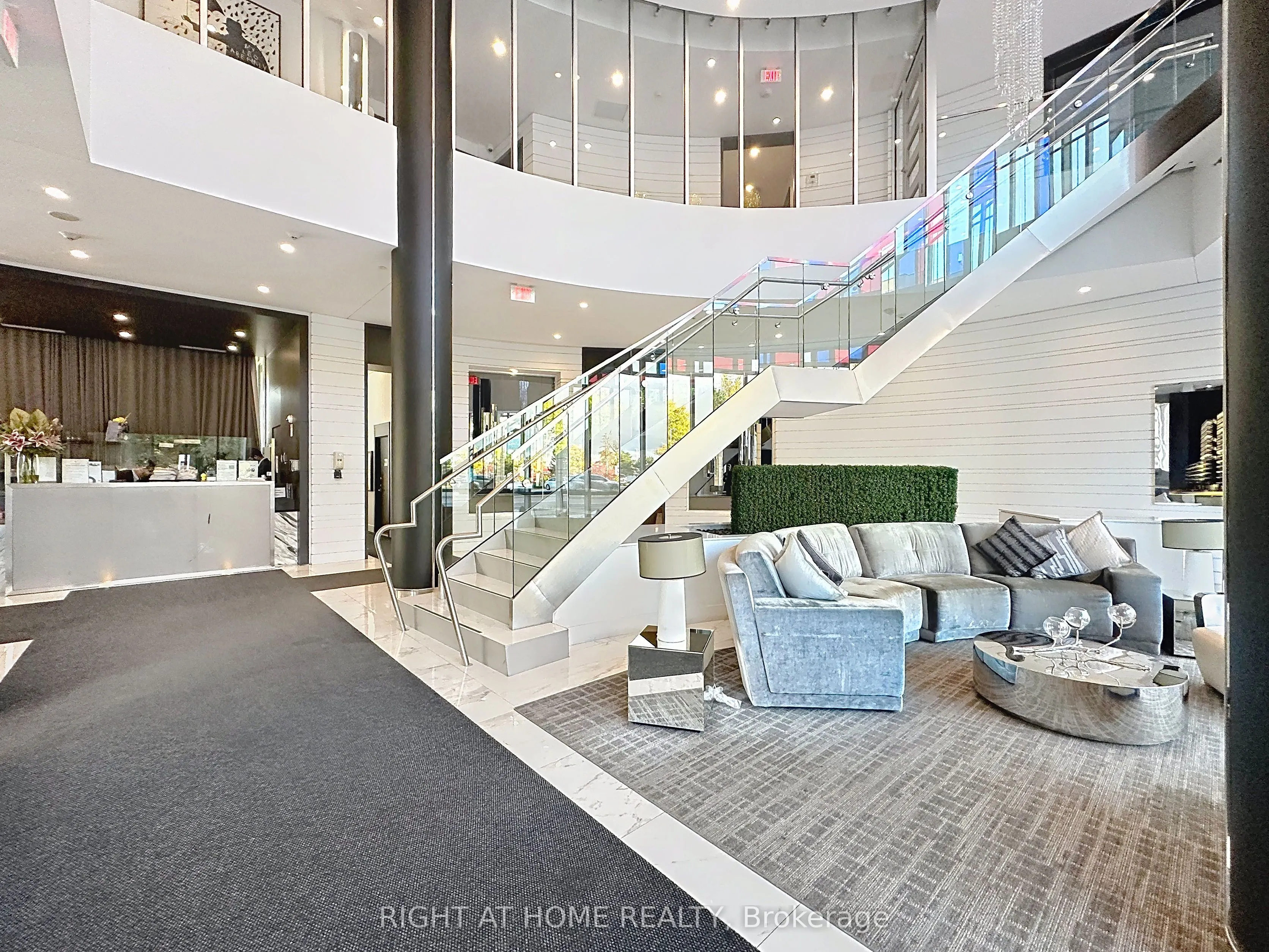 9471 Yonge Street, #LPH05