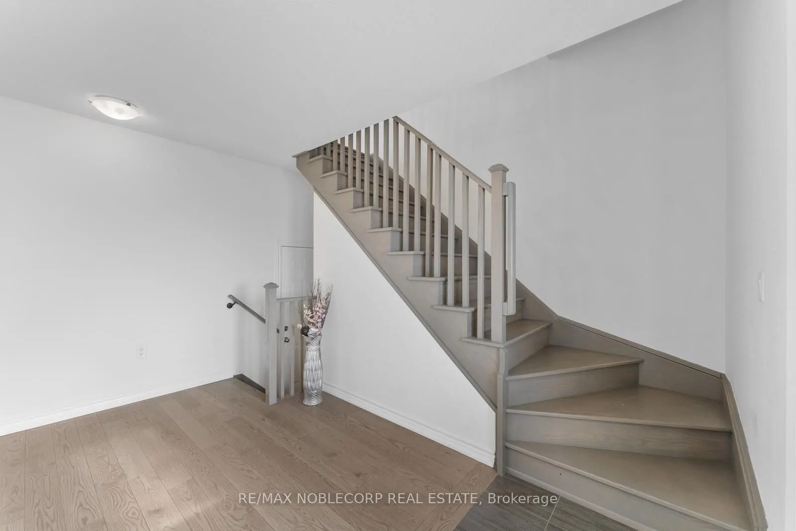 75 Holyrood Crescent