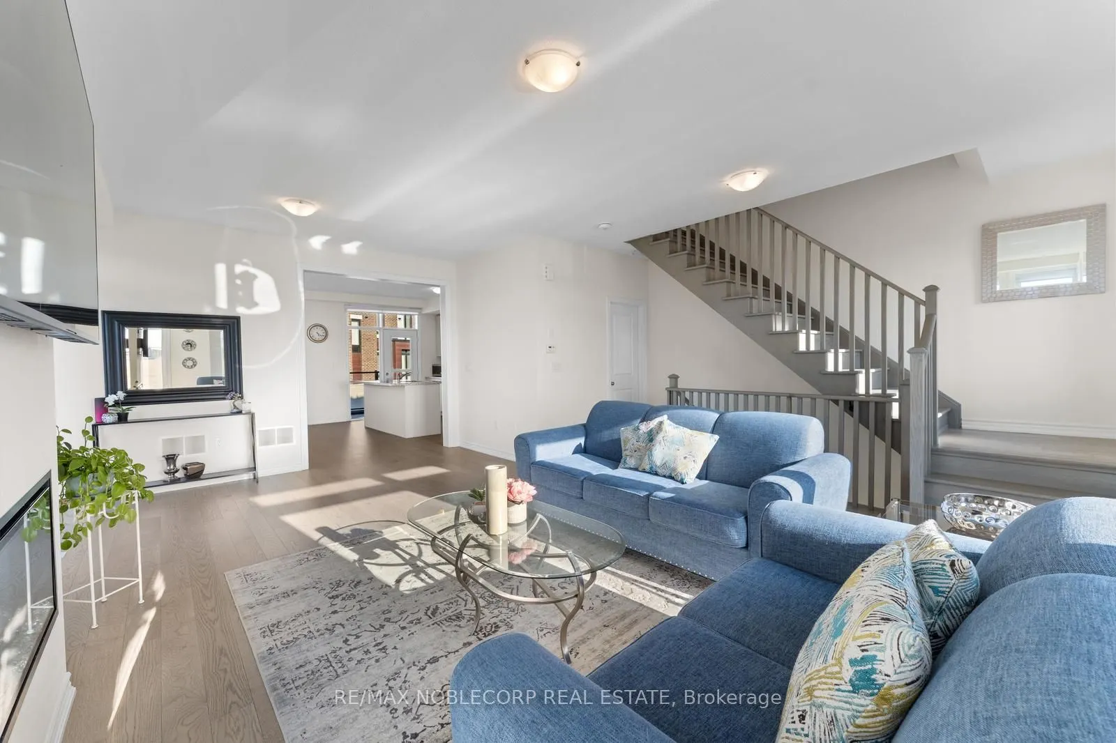 75 Holyrood Crescent