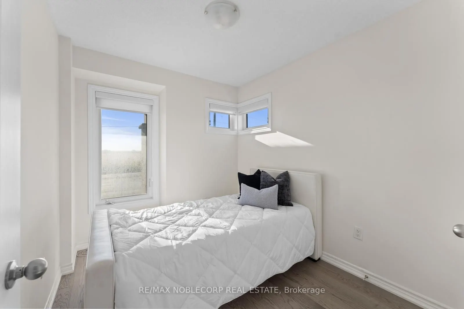 75 Holyrood Crescent