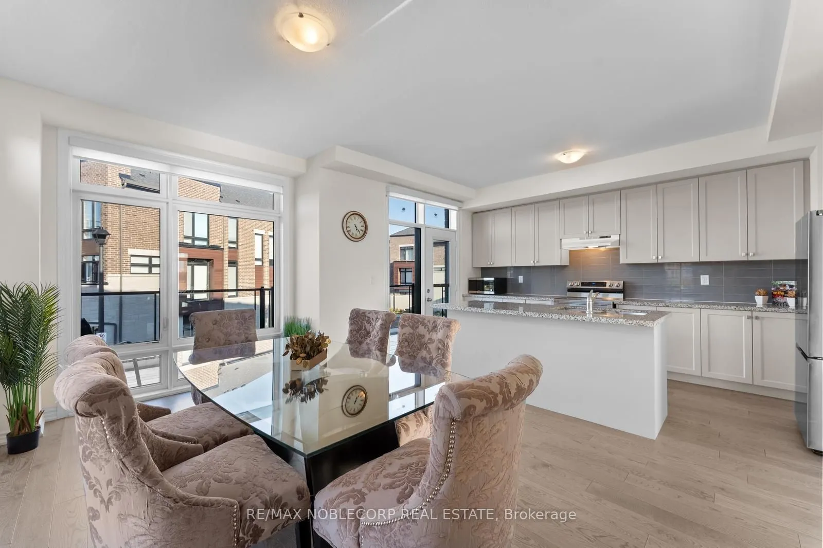 75 Holyrood Crescent