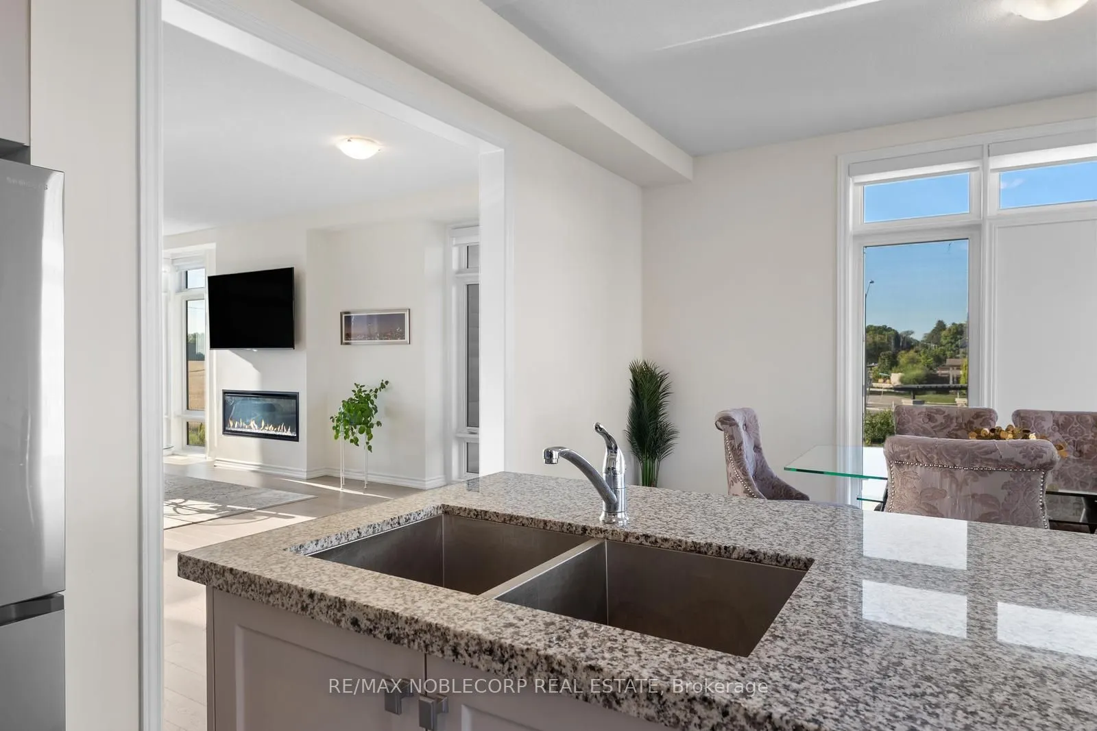 75 Holyrood Crescent