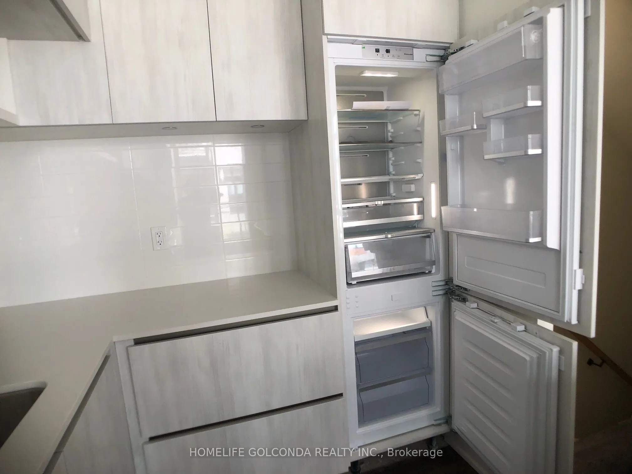 12 DAVID EYER Road, #1121