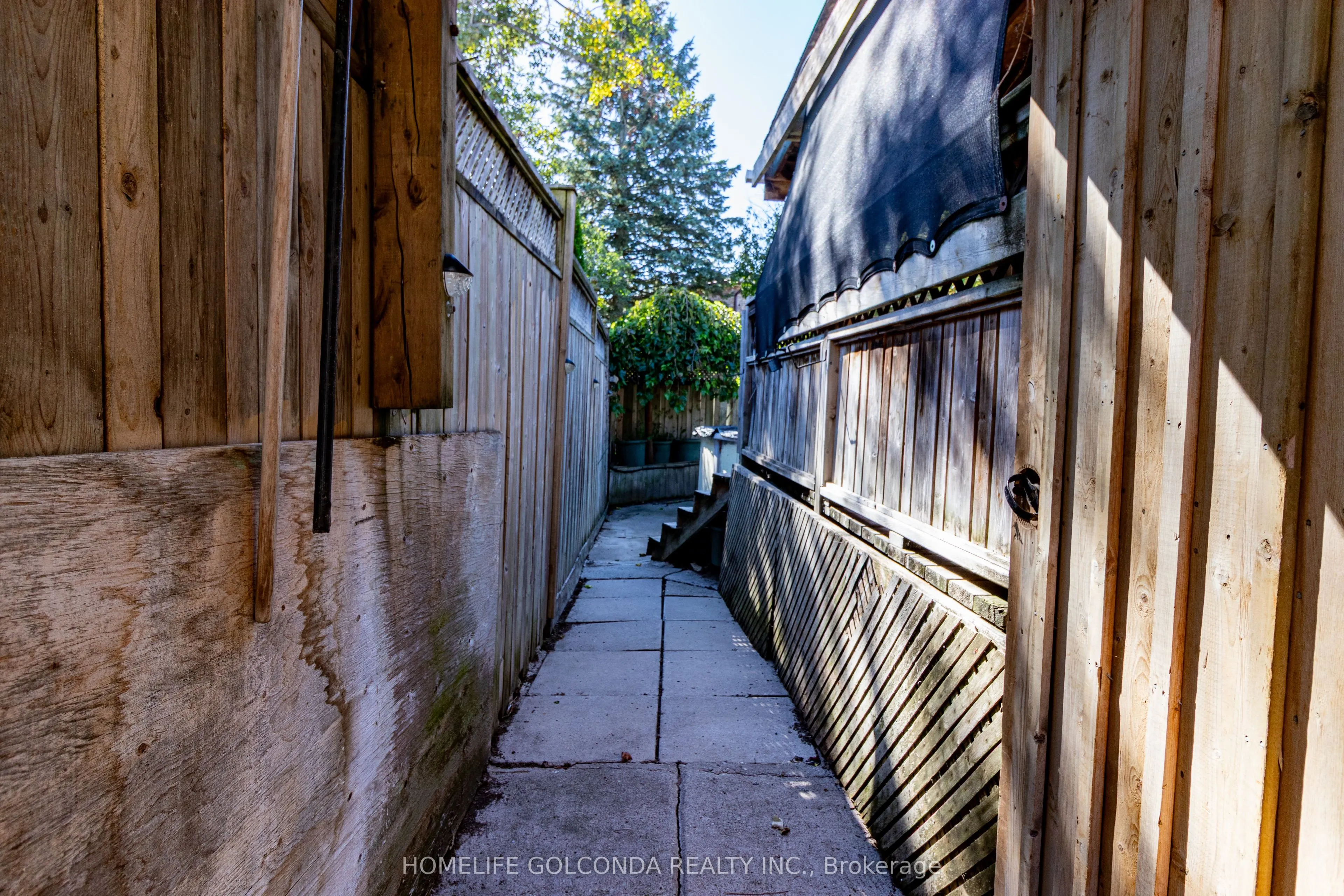 129 Kerr Boulevard S