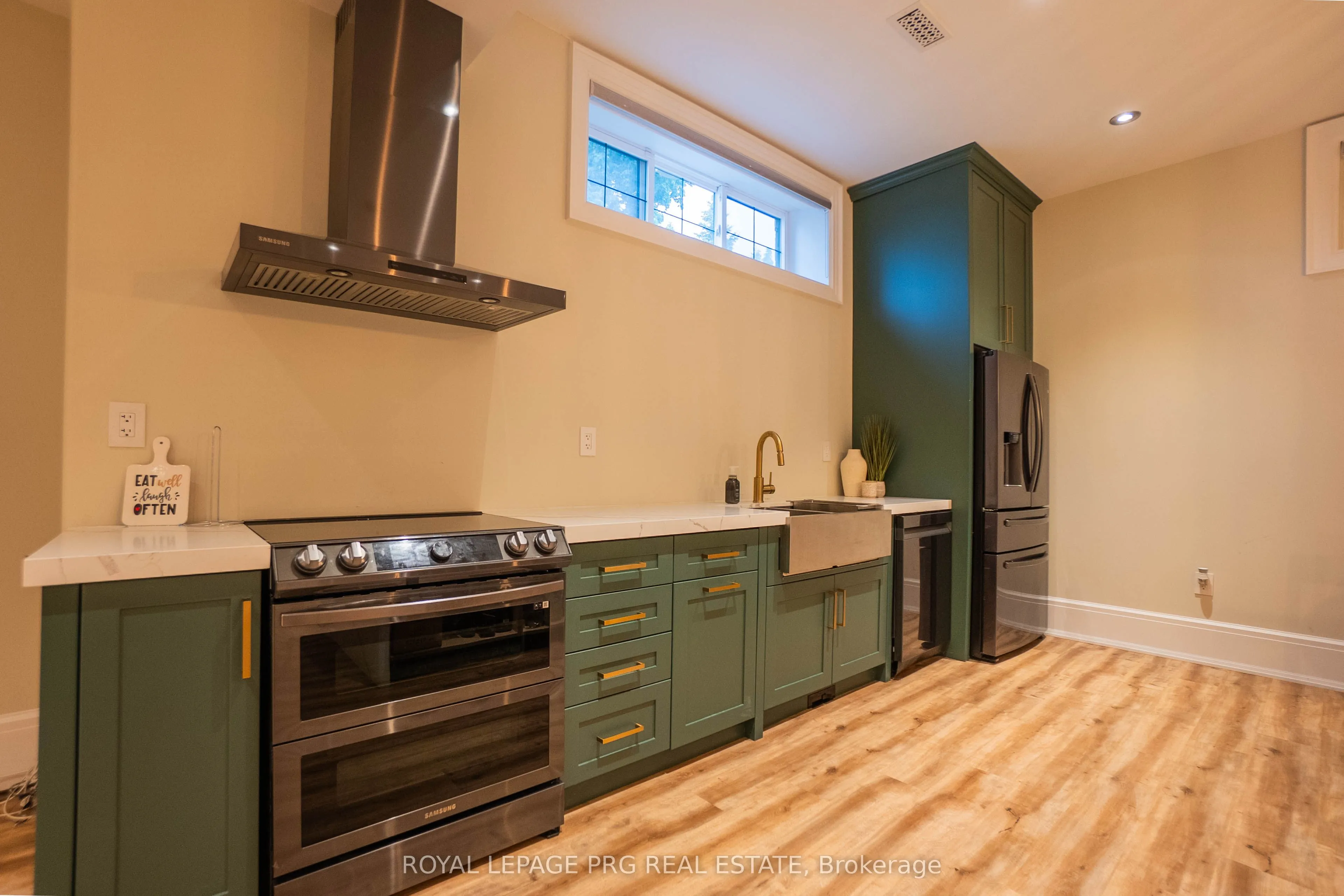 12 Hollywood Crescent