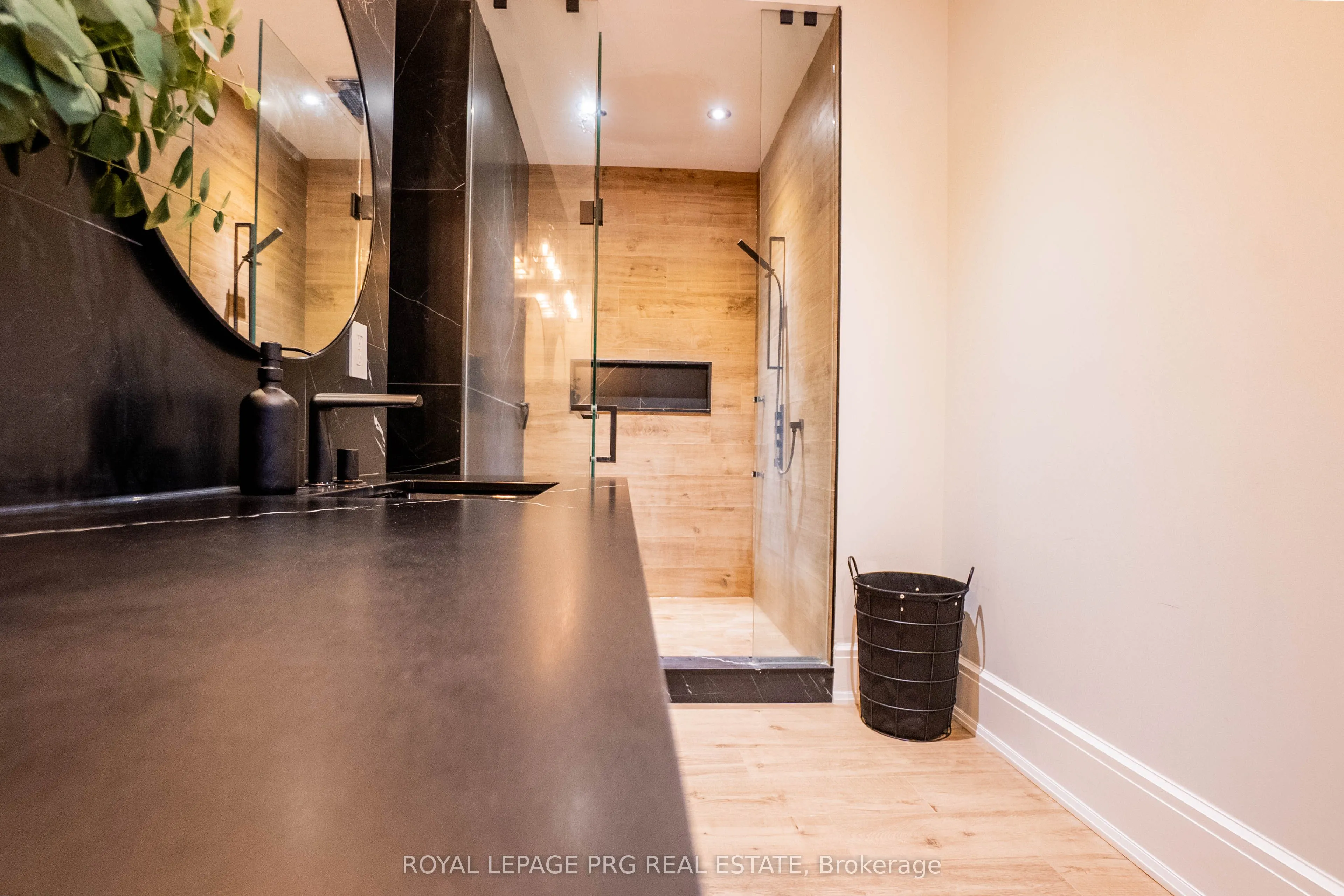 12 Hollywood Crescent