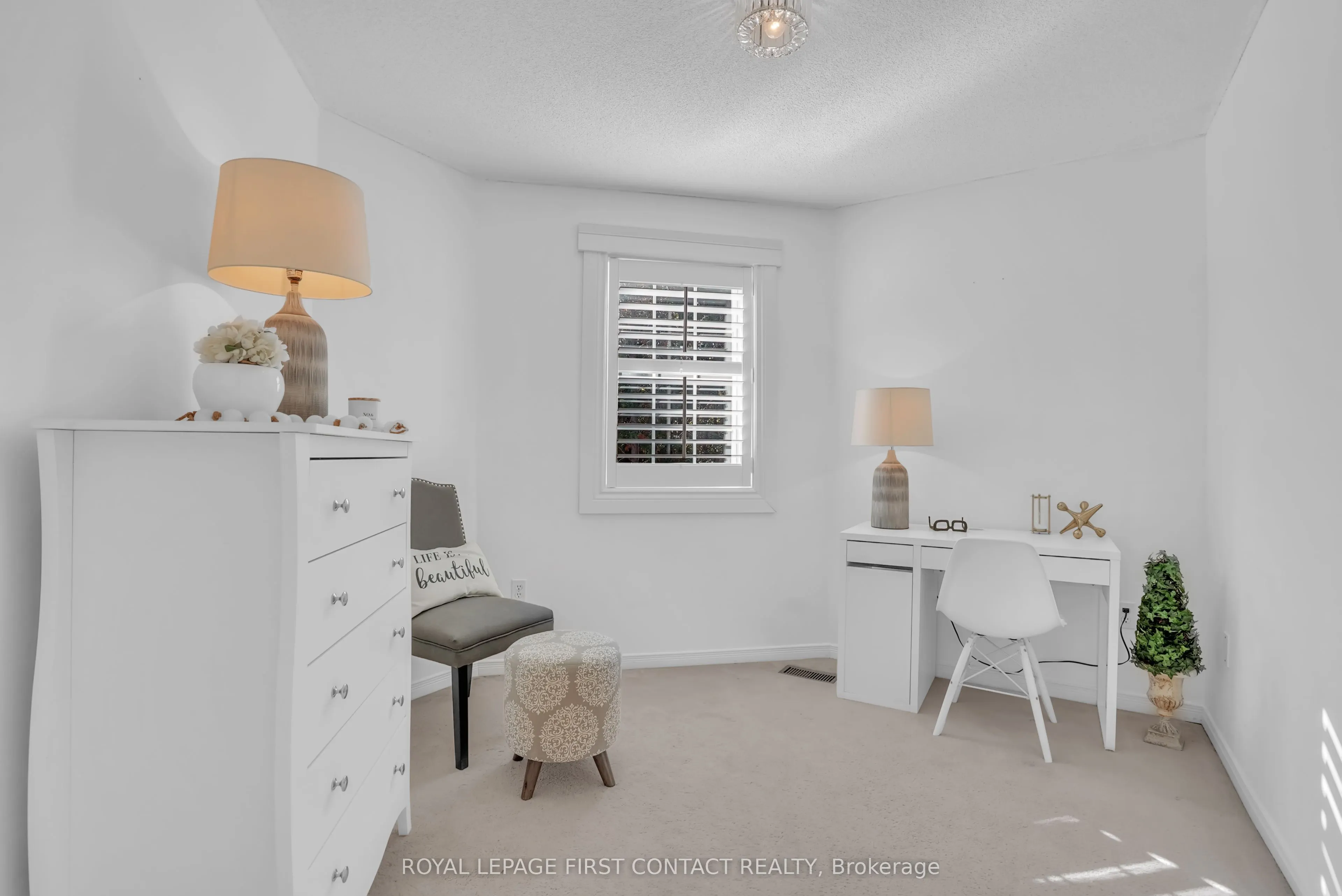 1328 Vincent Crescent