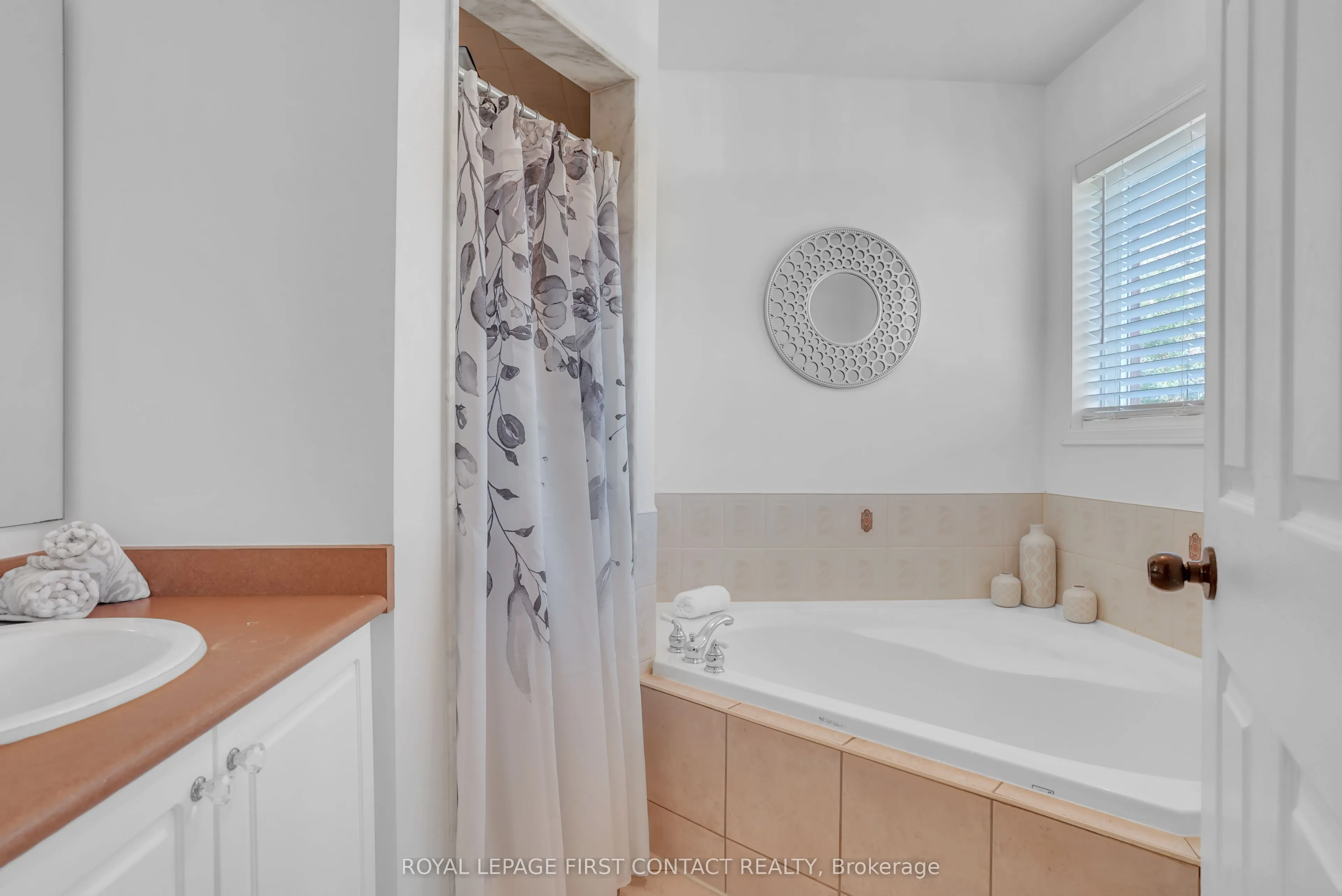 1328 Vincent Crescent