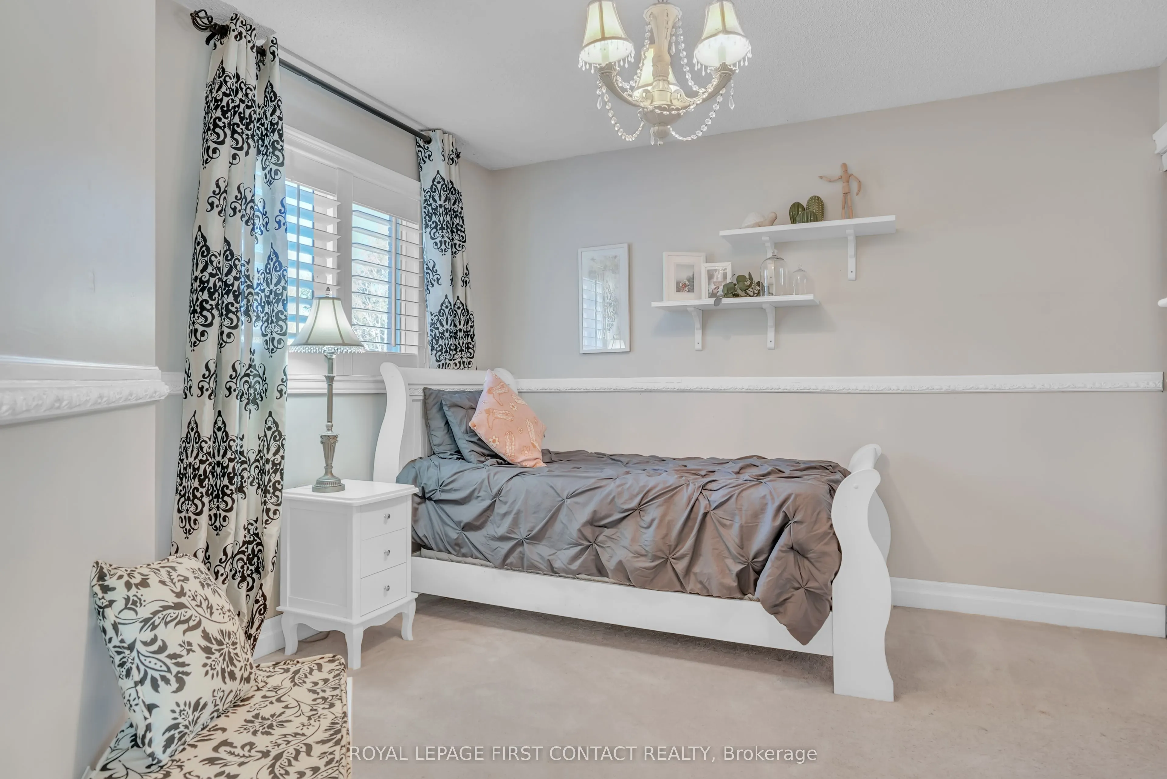 1328 Vincent Crescent