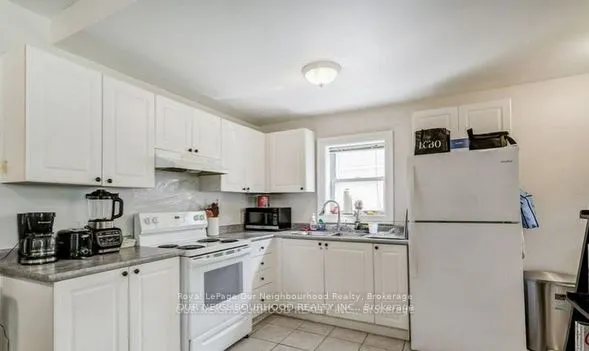 81 Wellington Street E