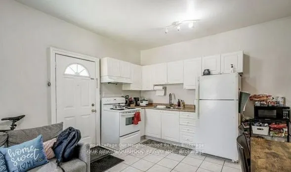 81 Wellington Street E