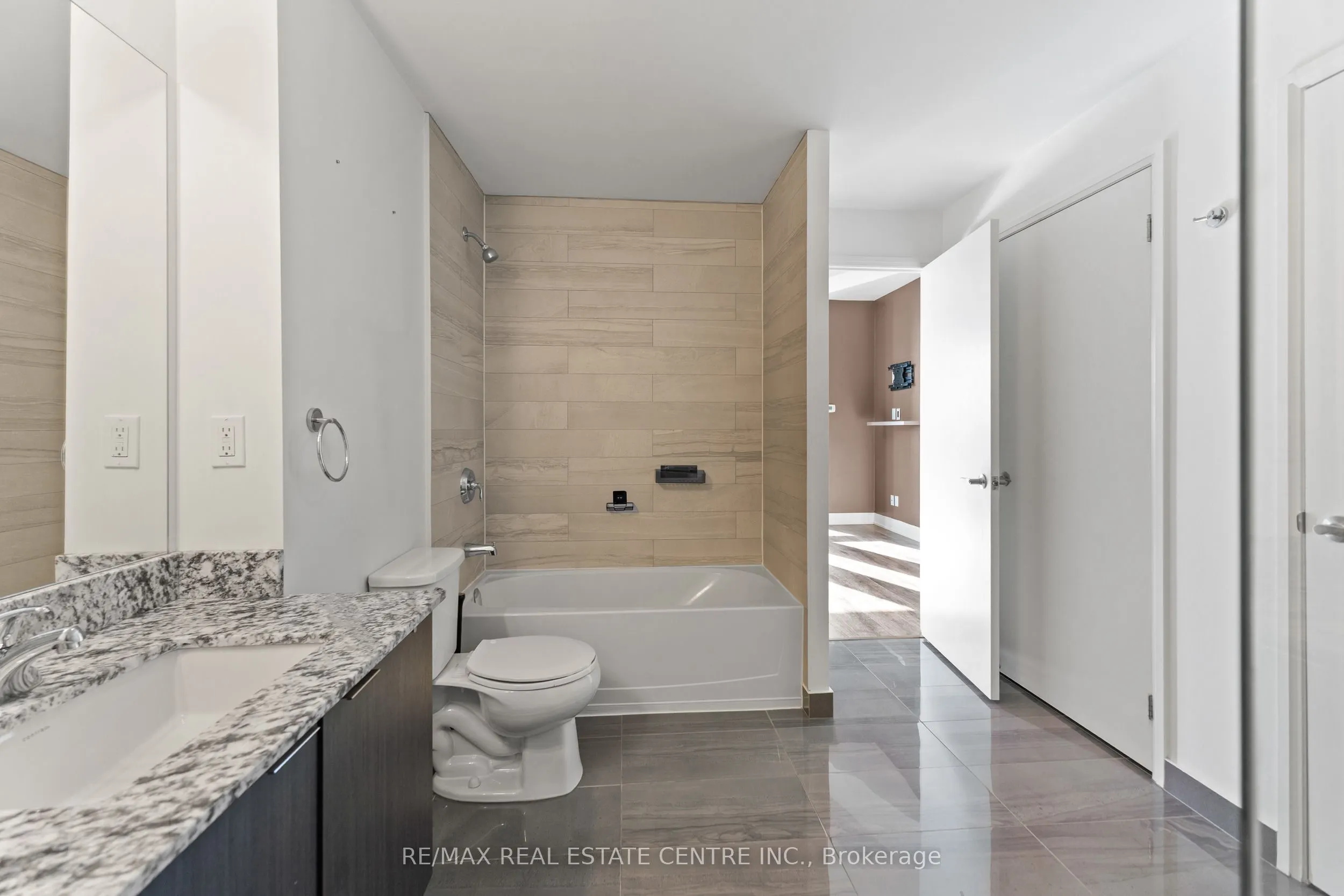 2910 Highway 7 Road W, #3004