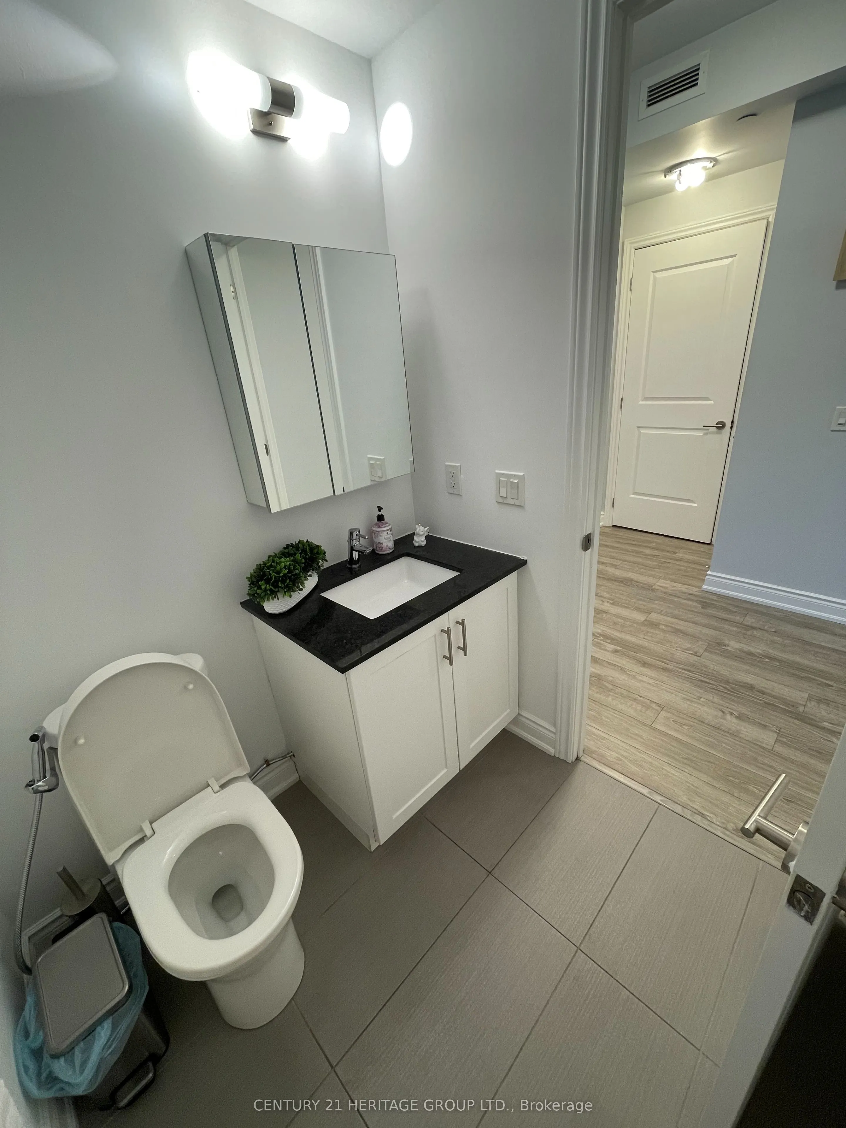 9618 Yonge Street, #201