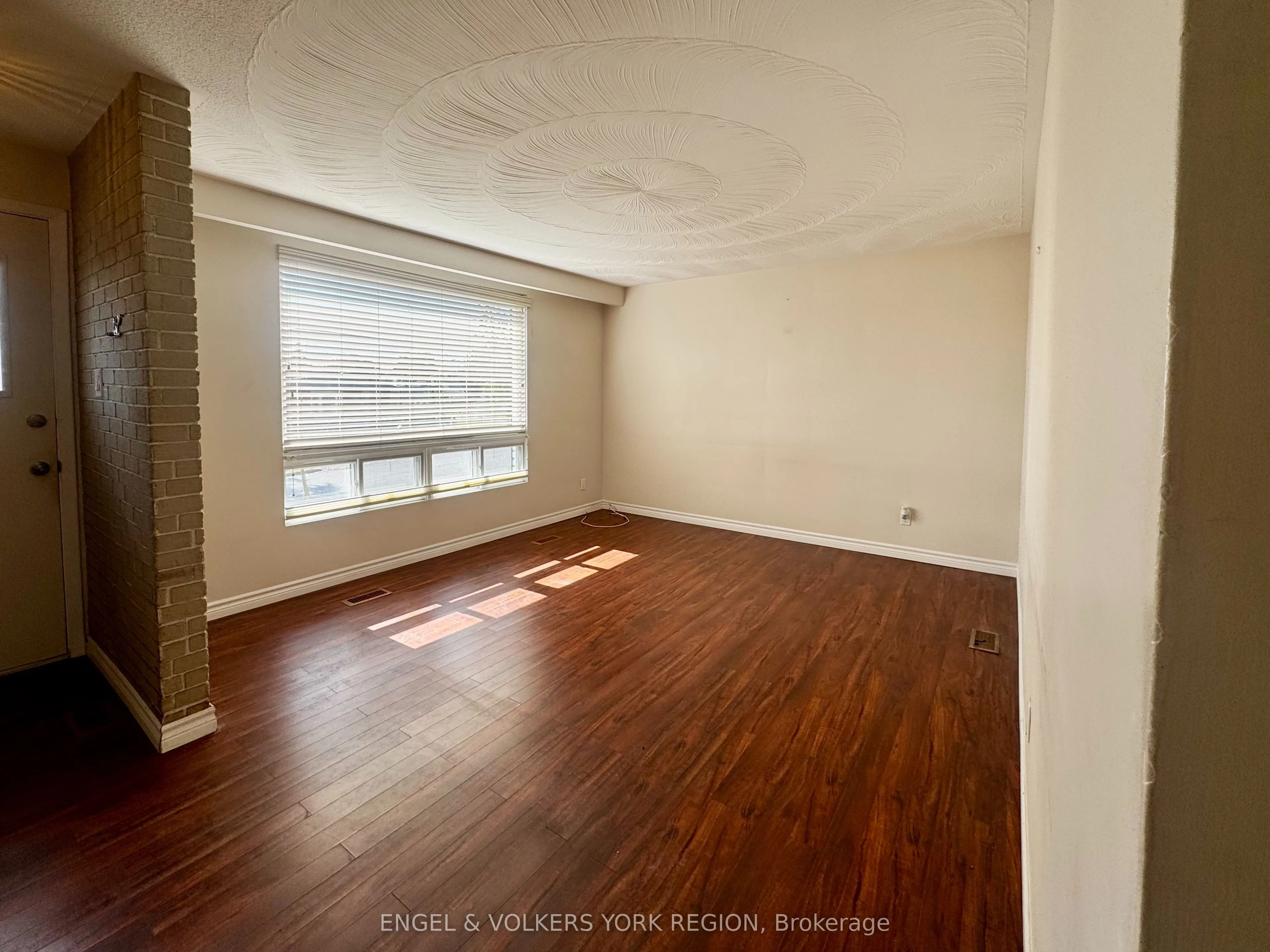 135 Luxury Avenue, #Main