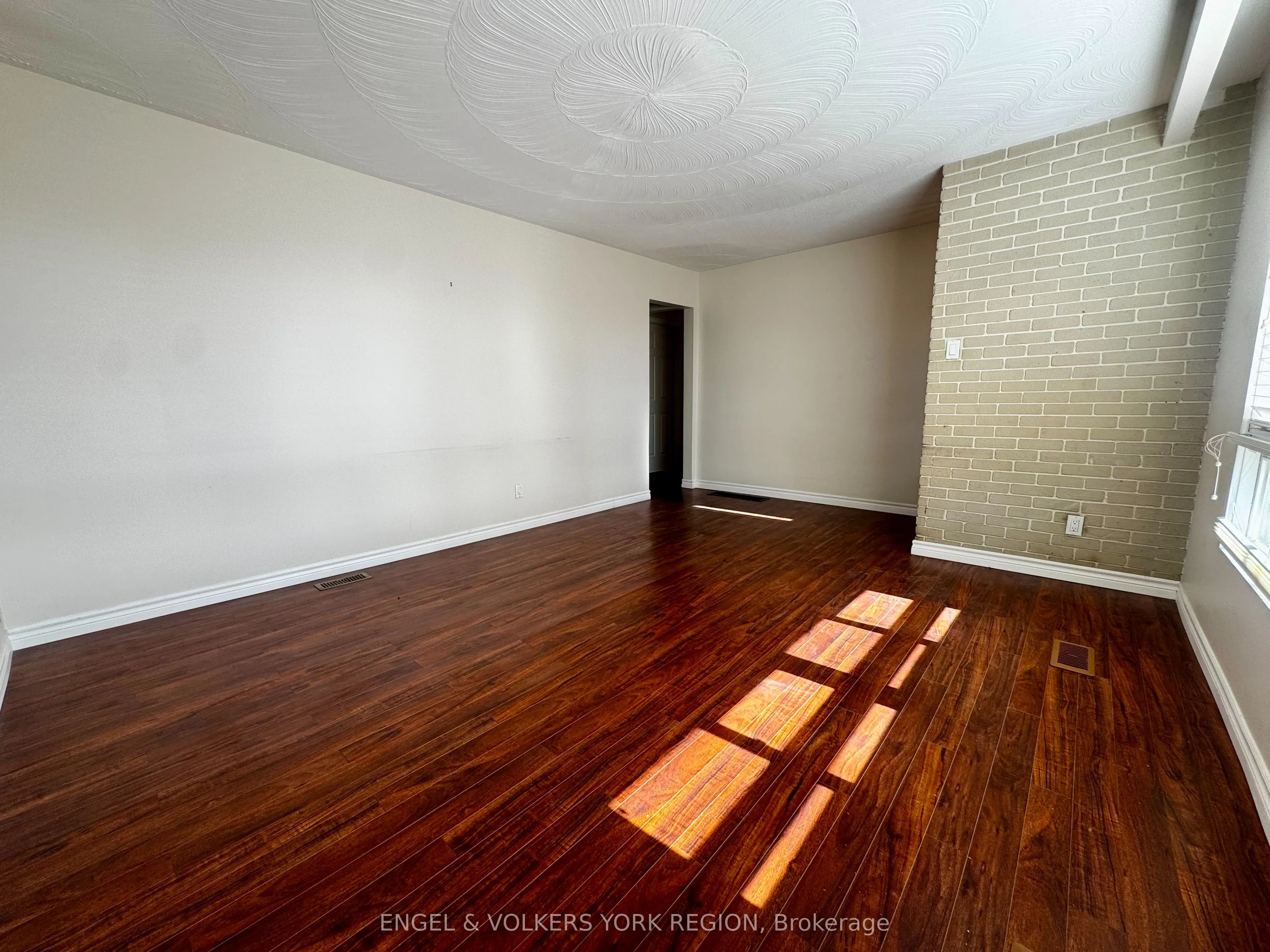 135 Luxury Avenue, #Main