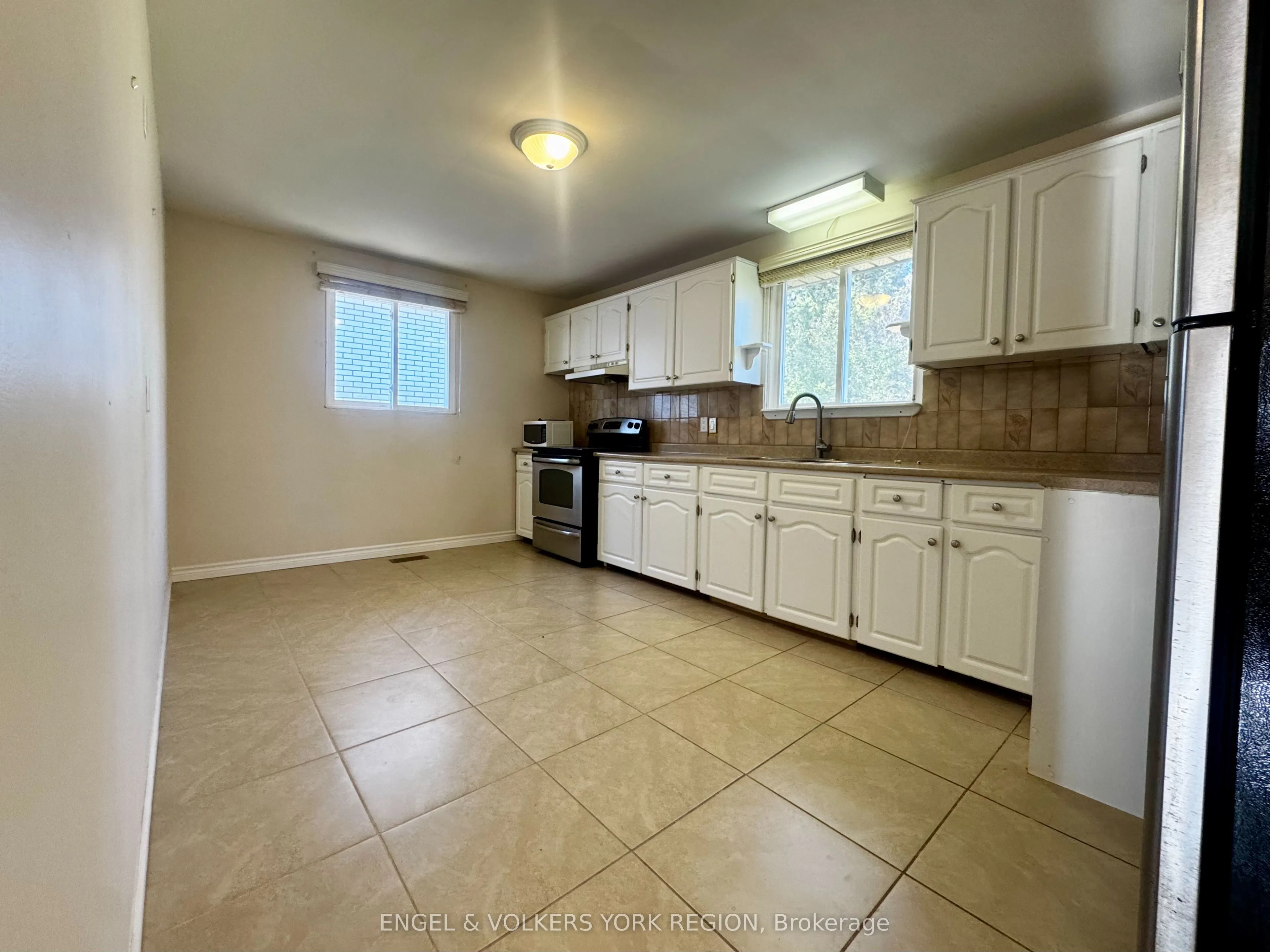 135 Luxury Avenue, #Main