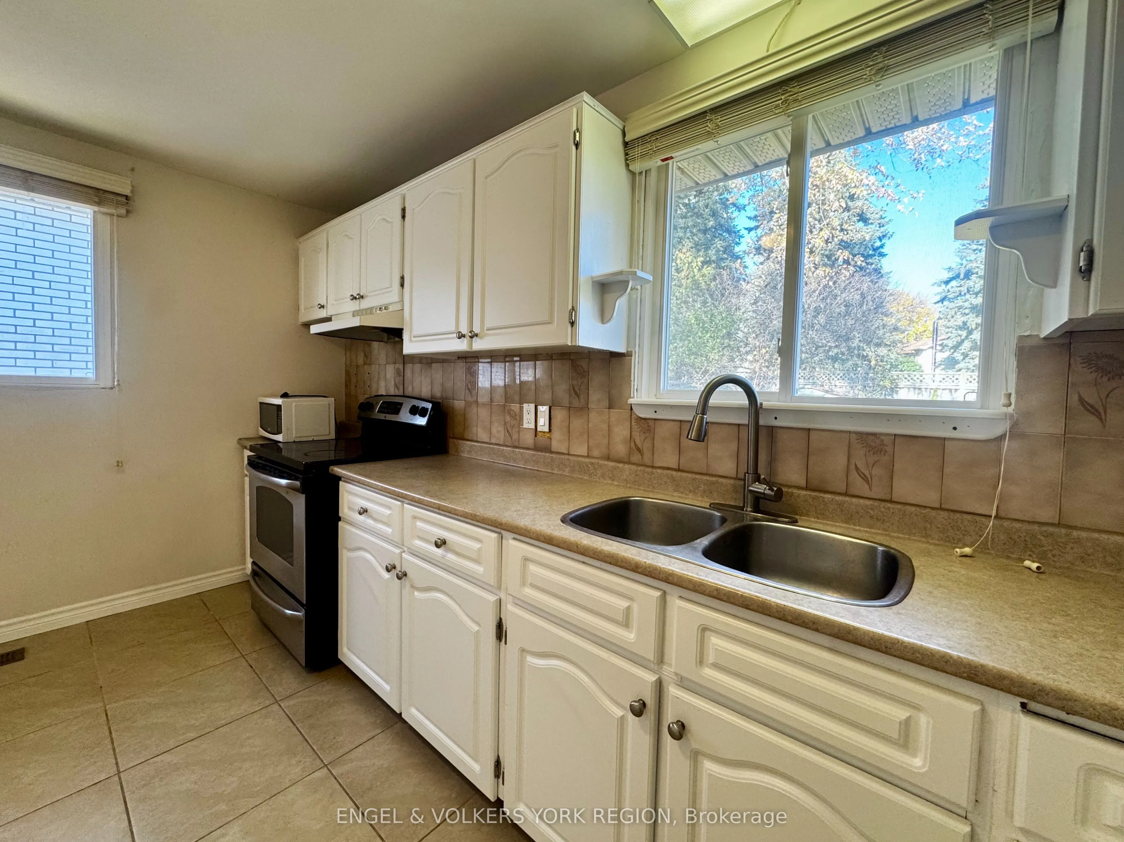 135 Luxury Avenue, #Main