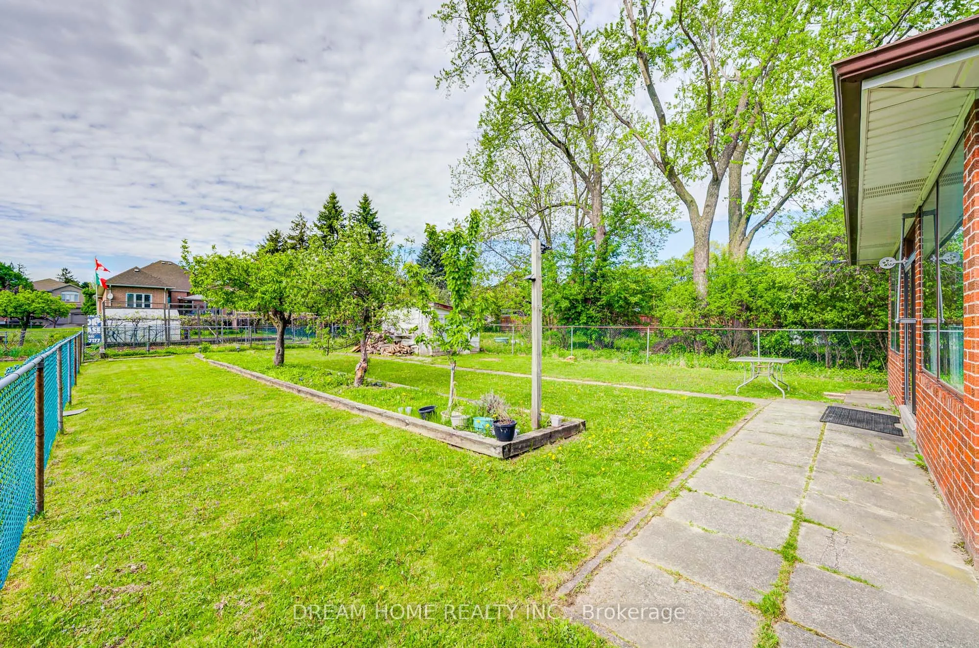 98 Weldrick Road W, #lower