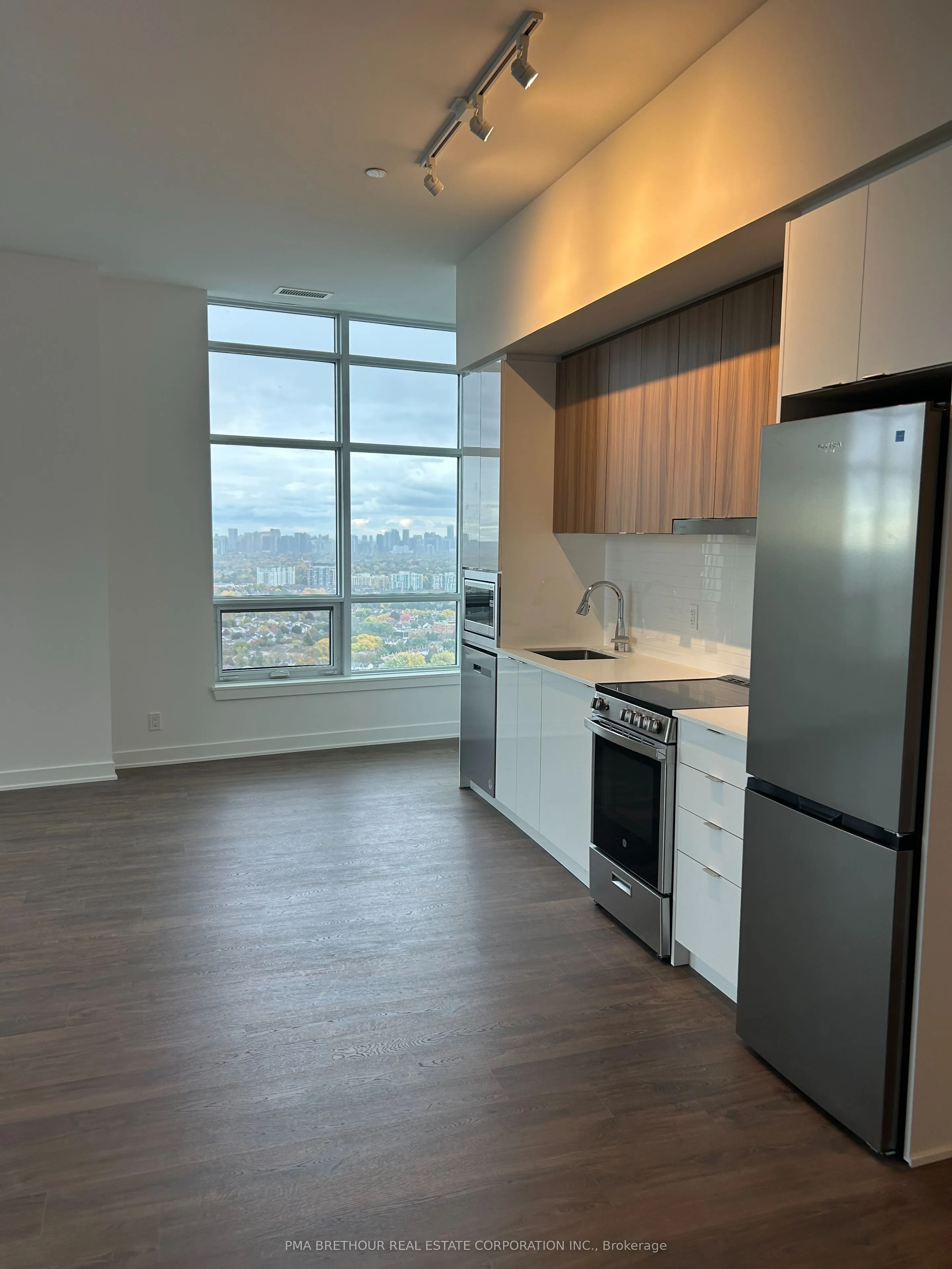 50 Upper Mall Way, #B-PH09