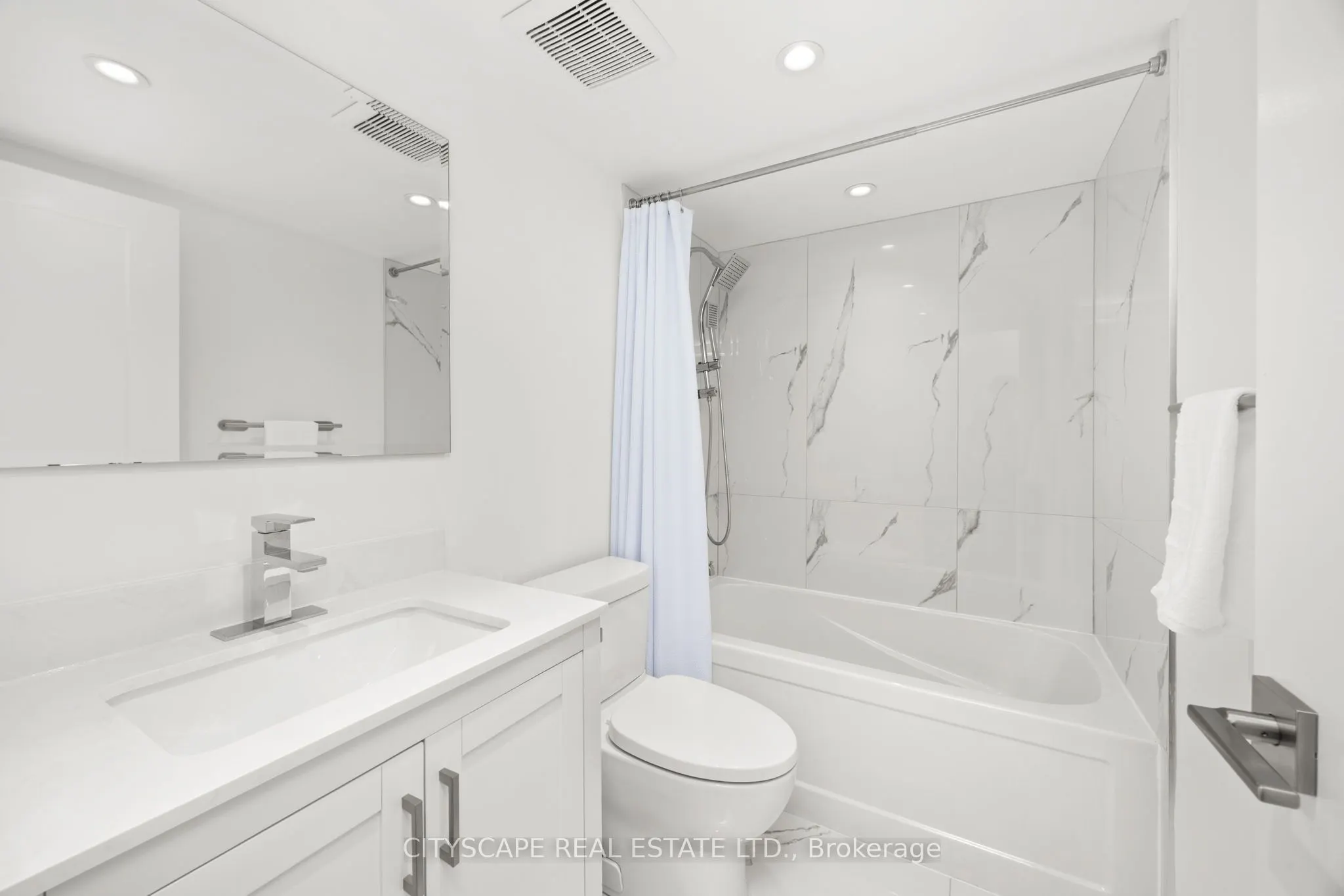 7460 Bathurst Street, #209