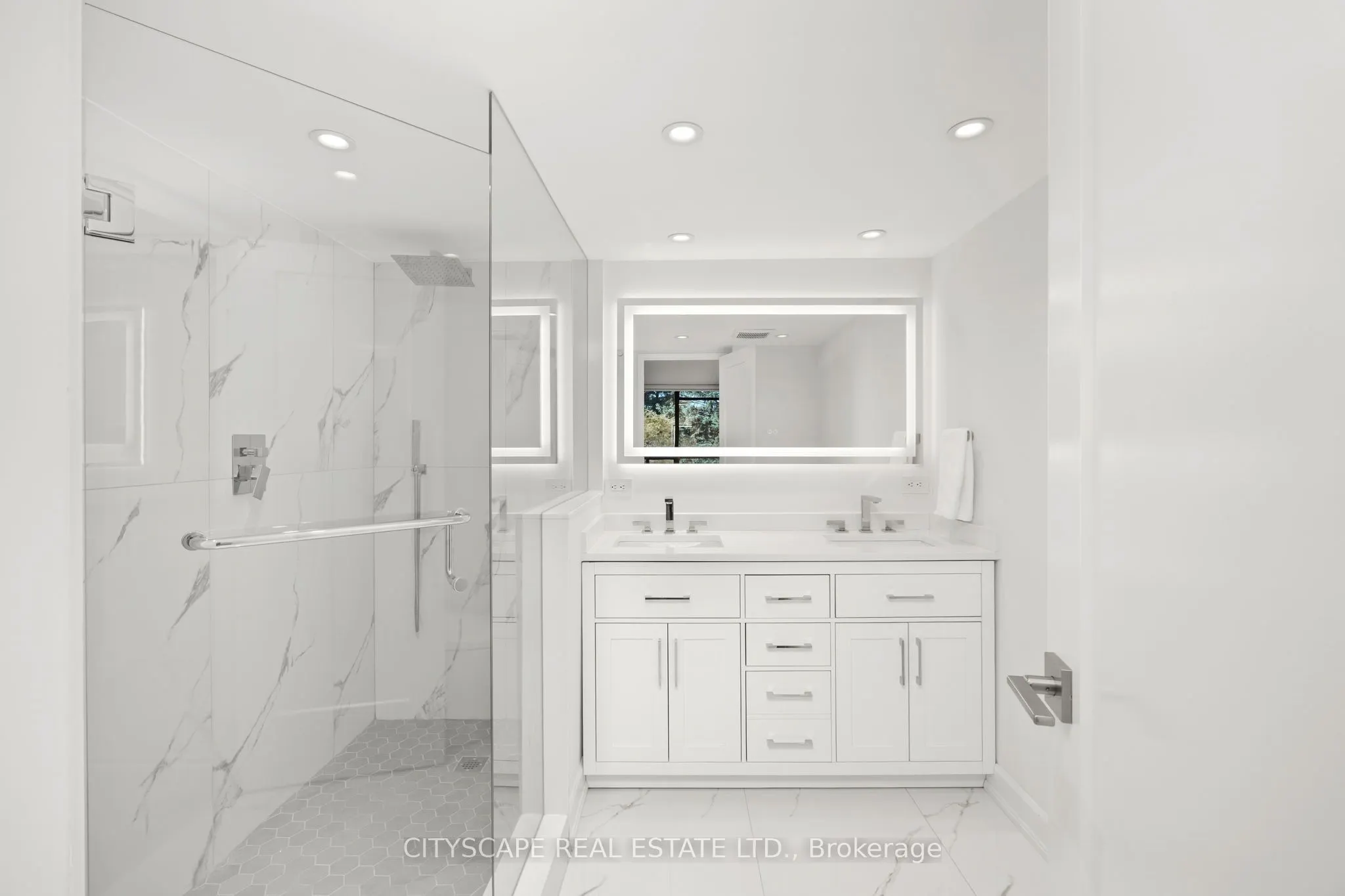 7460 Bathurst Street, #209