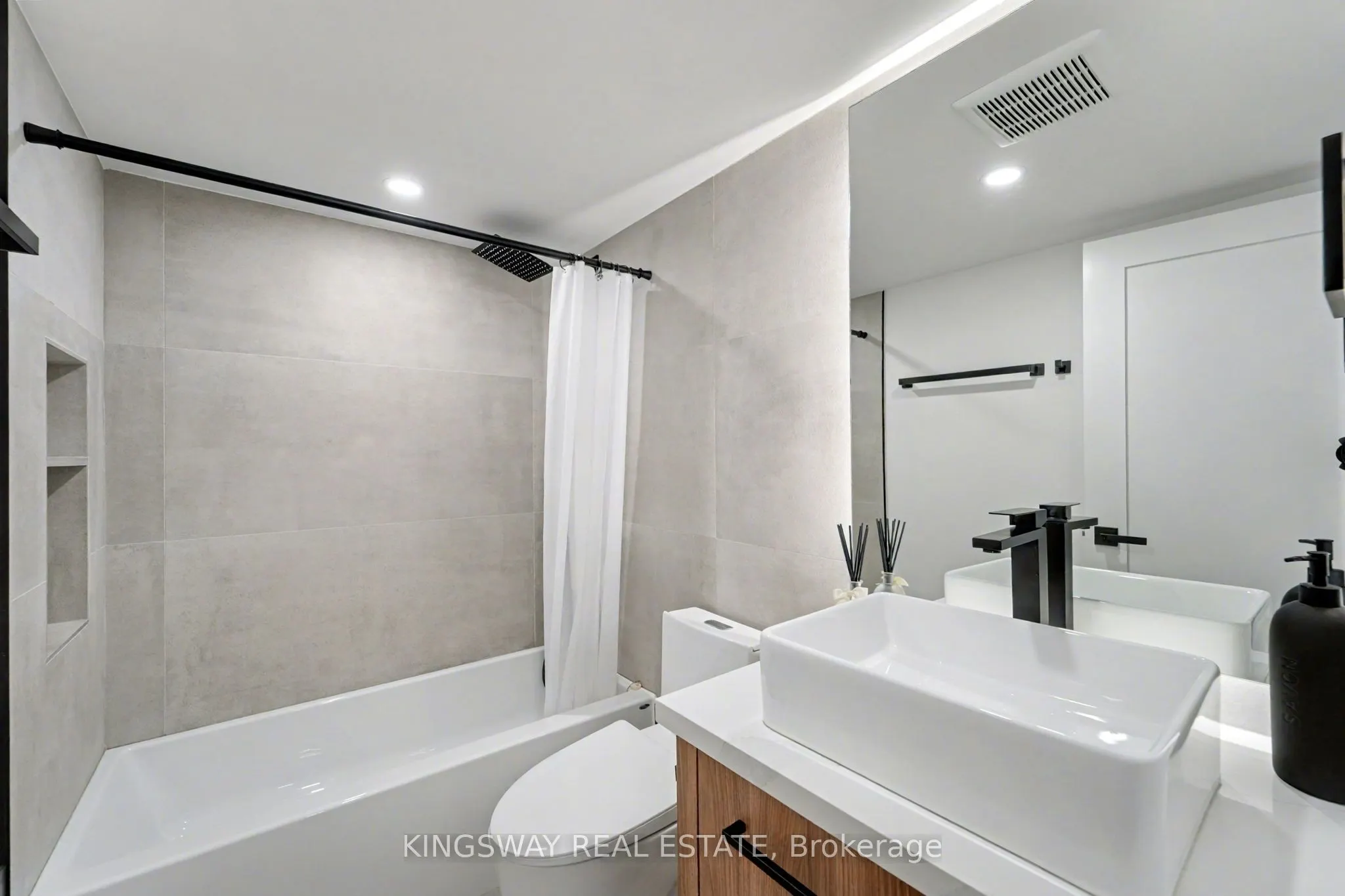 7420 Bathurst Street, #712