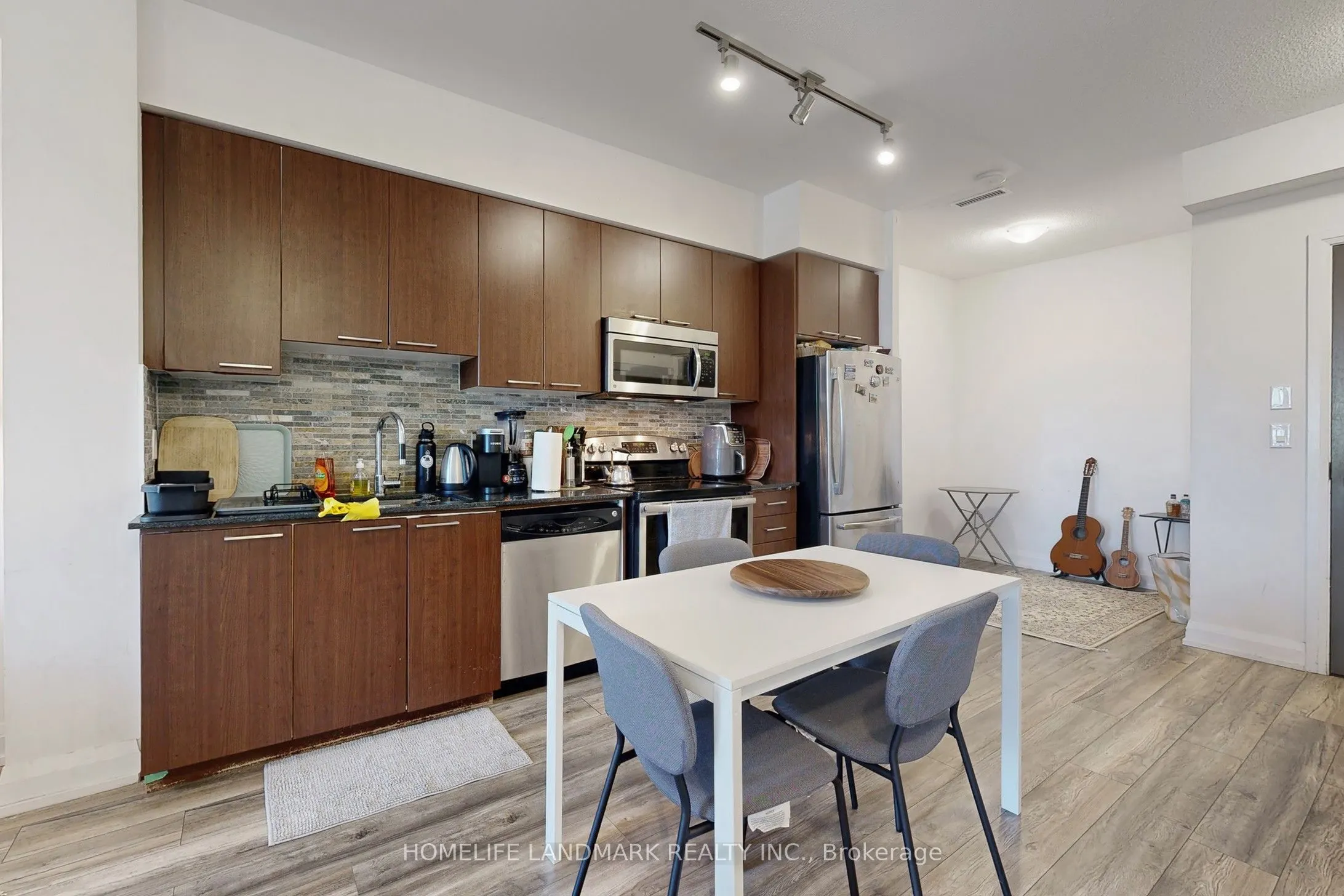 7161 Yonge Street, #1123