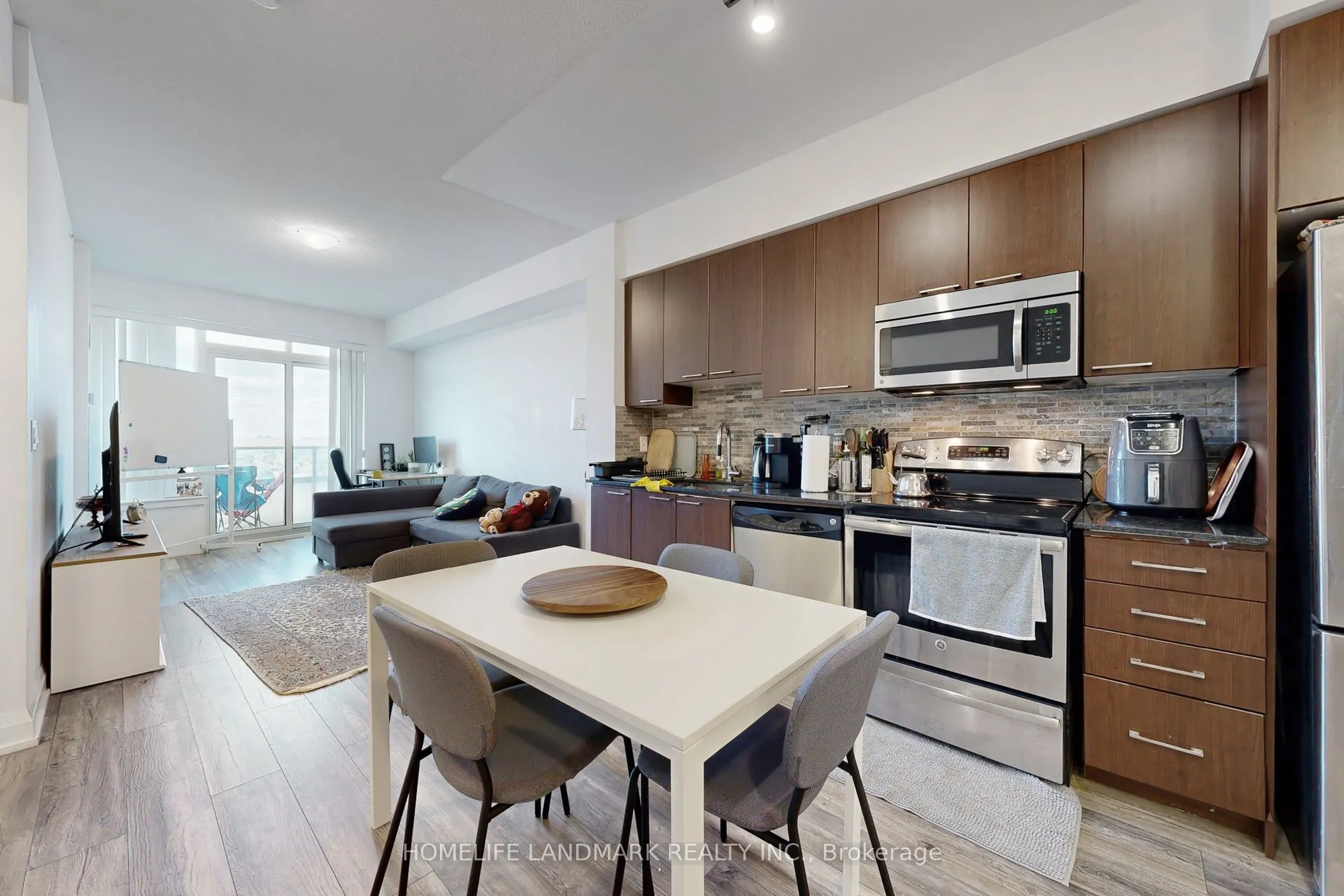 7161 Yonge Street, #1123