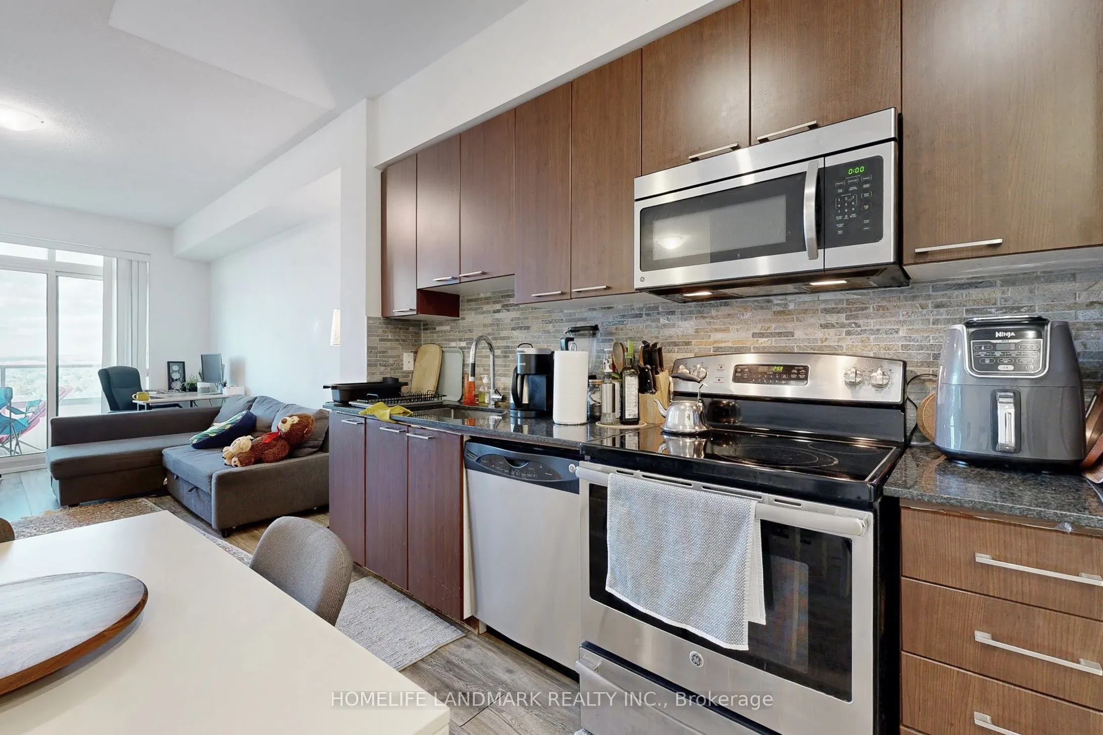 7161 Yonge Street, #1123