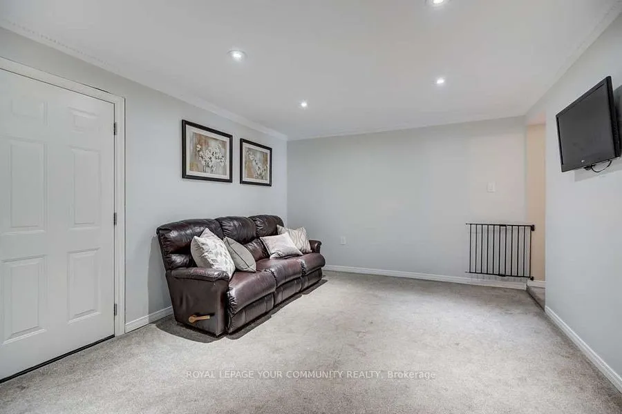 98 York Hill Boulevard