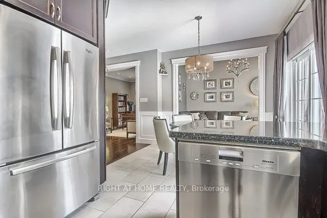 154 Peter Rupert Avenue W