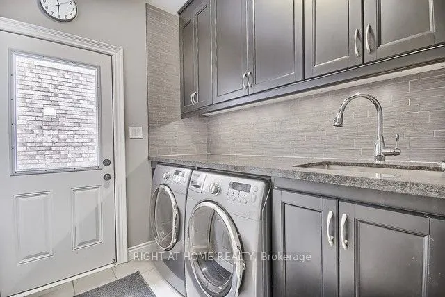 154 Peter Rupert Avenue W