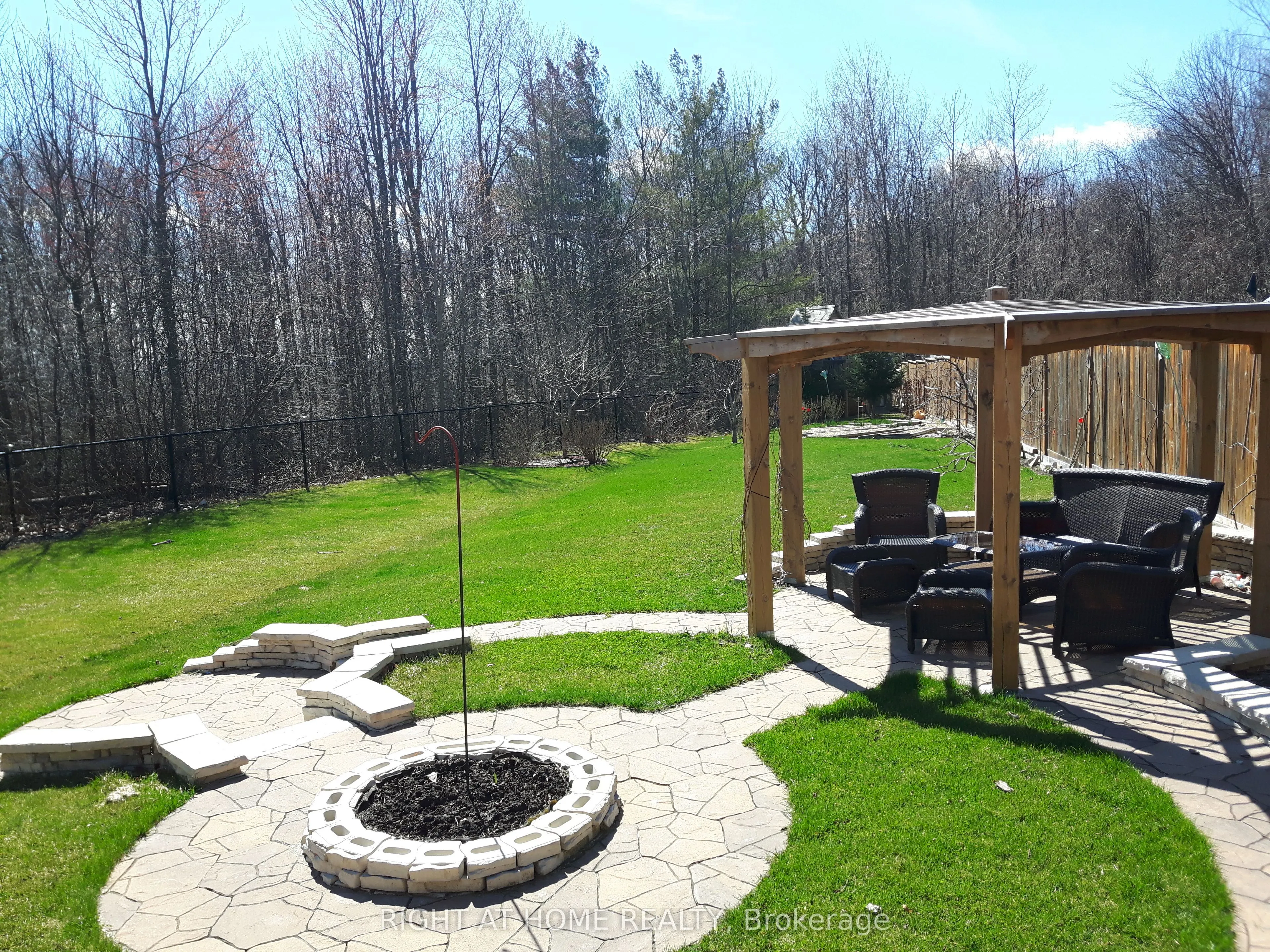 154 Peter Rupert Avenue W