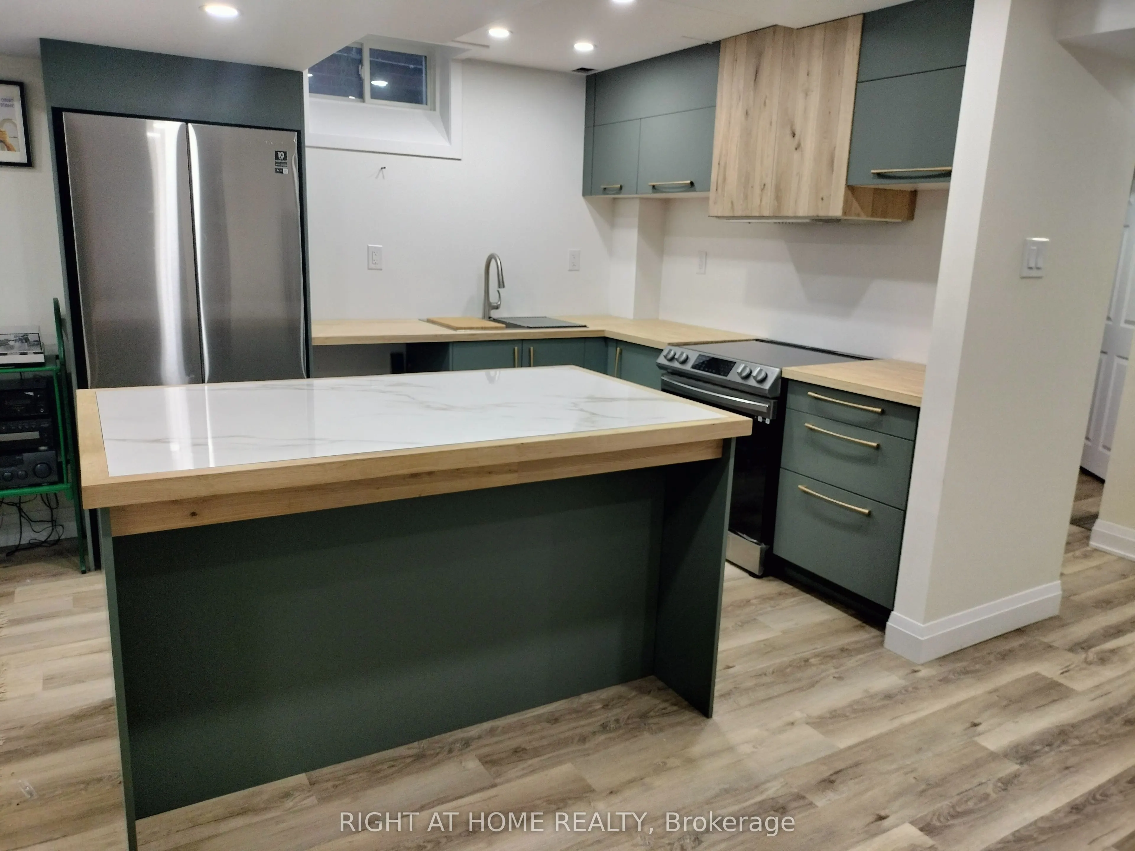 154 Peter Rupert Avenue W