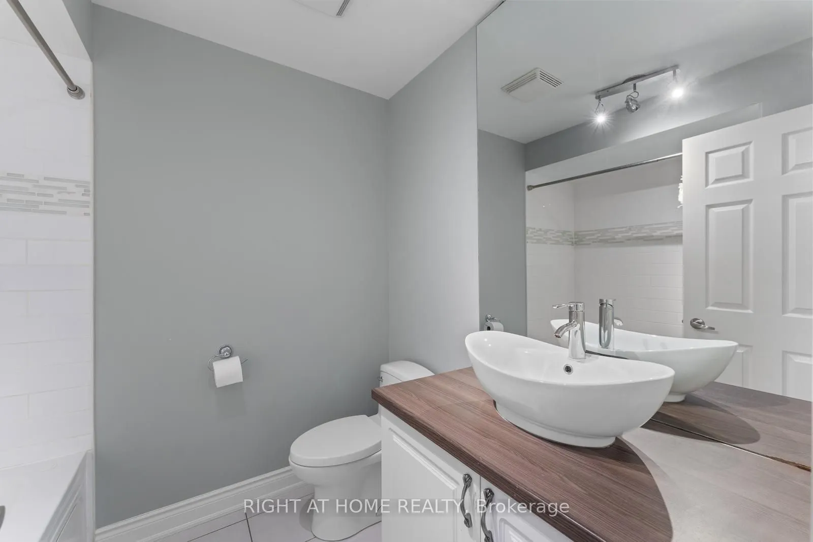 18 Isaac Devins Avenue