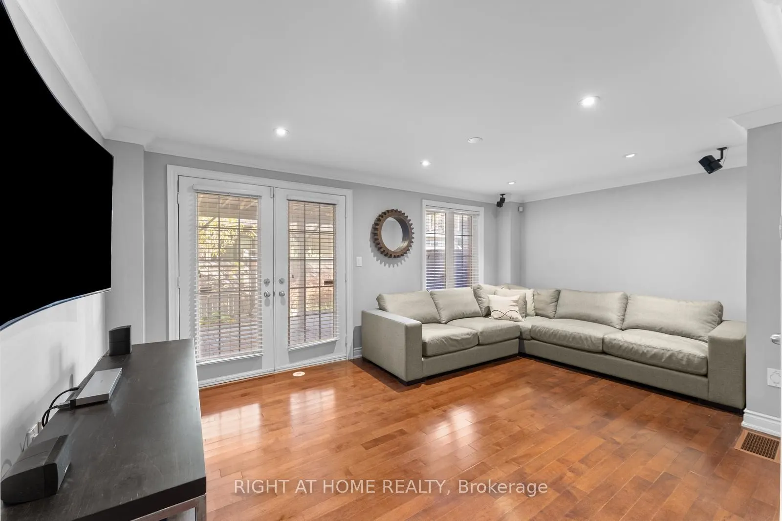 18 Isaac Devins Avenue