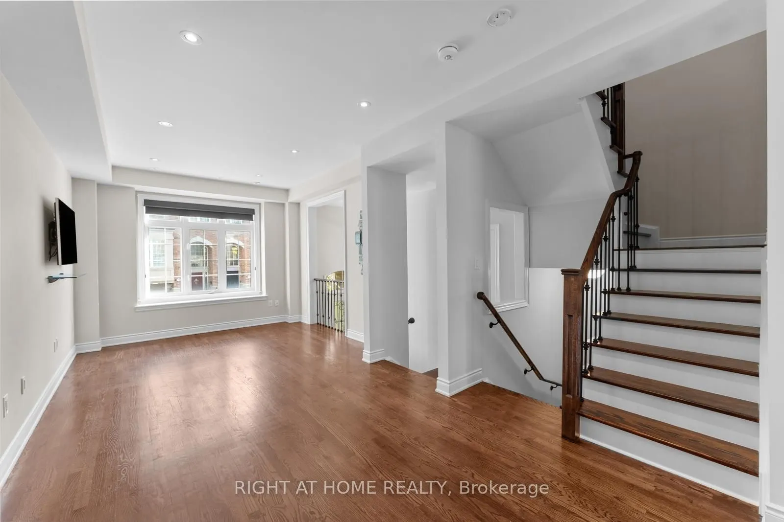 18 Isaac Devins Avenue